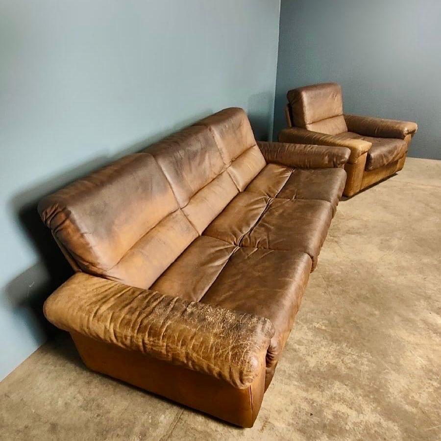 Nouveau stock ✅

Vintage De Sede exclusive DS66 cuir marron tan trois places et fauteuil assorti mid century retro 

Il n'est pas en parfait état, d'où son prix, mais il est utilisable et constitue une belle pièce d'apparat du milieu du