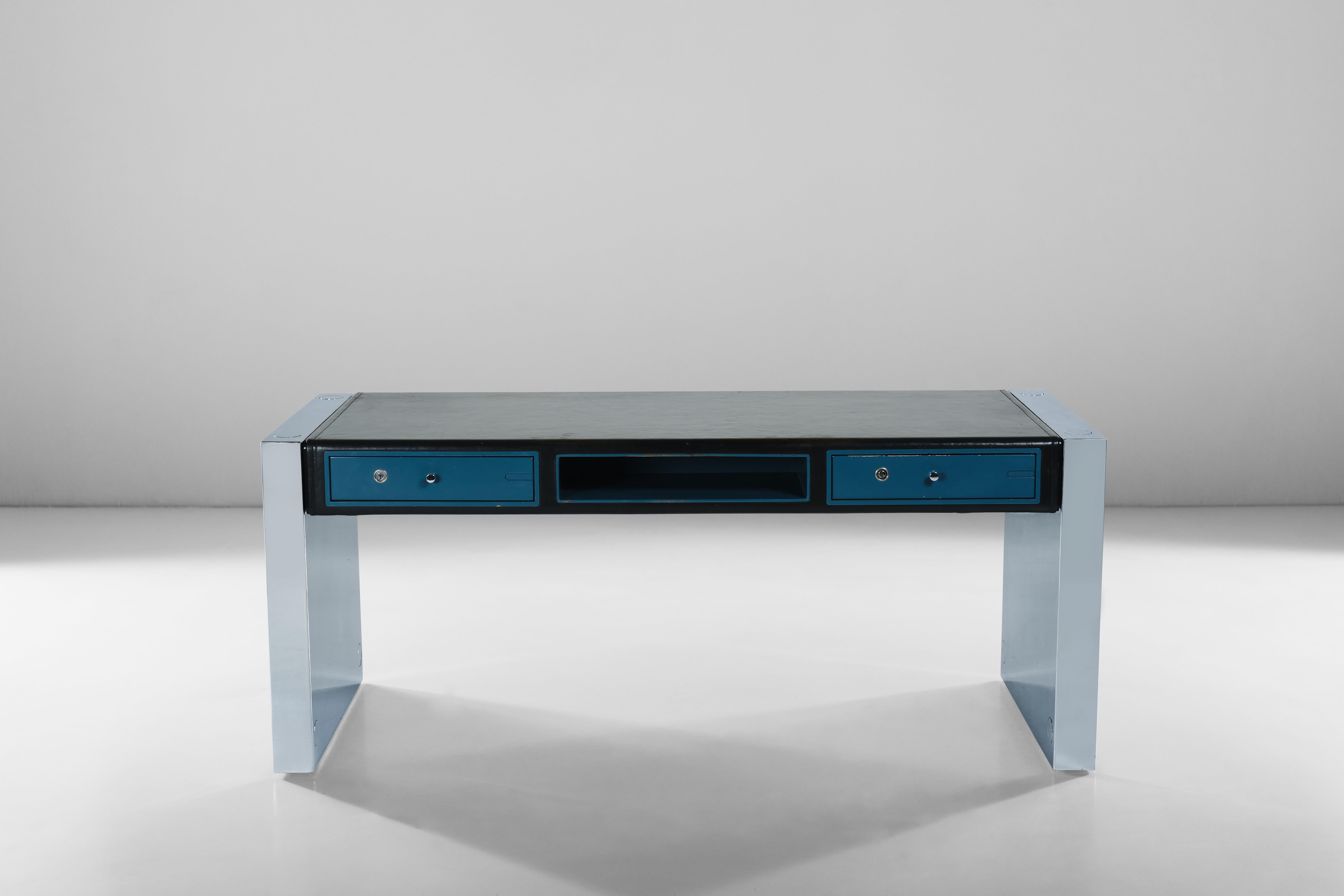 Esta pieza única se creó para los interiores de una joyería de Lugano. Presenta una elegante tapa de cuero negro que combina a la perfección con las estilizadas patas de acero inoxidable.
Marcado.