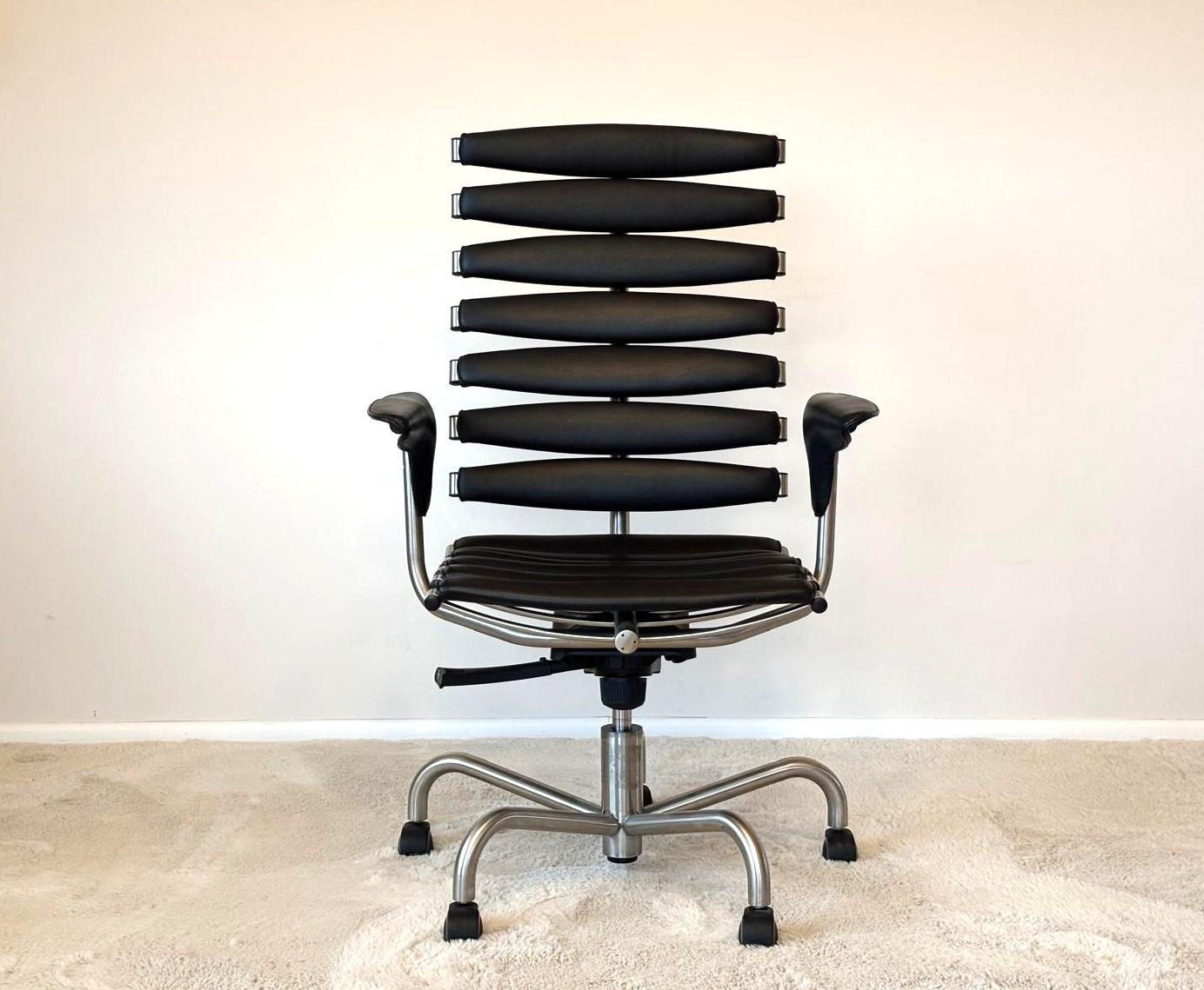 Ein ikonisches Design, das in den Filmen James Bond und Men in Black zu sehen ist. Seine futuristische Form, die von der menschlichen Wirbelsäule inspiriert ist, verbindet markante Ästhetik mit außergewöhnlichem Komfort. Die flexiblen Lederlamellen