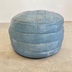 De Sede Verblasste blaue Patchwork-Leder-Ottomane, 1960er Jahre Schweiz