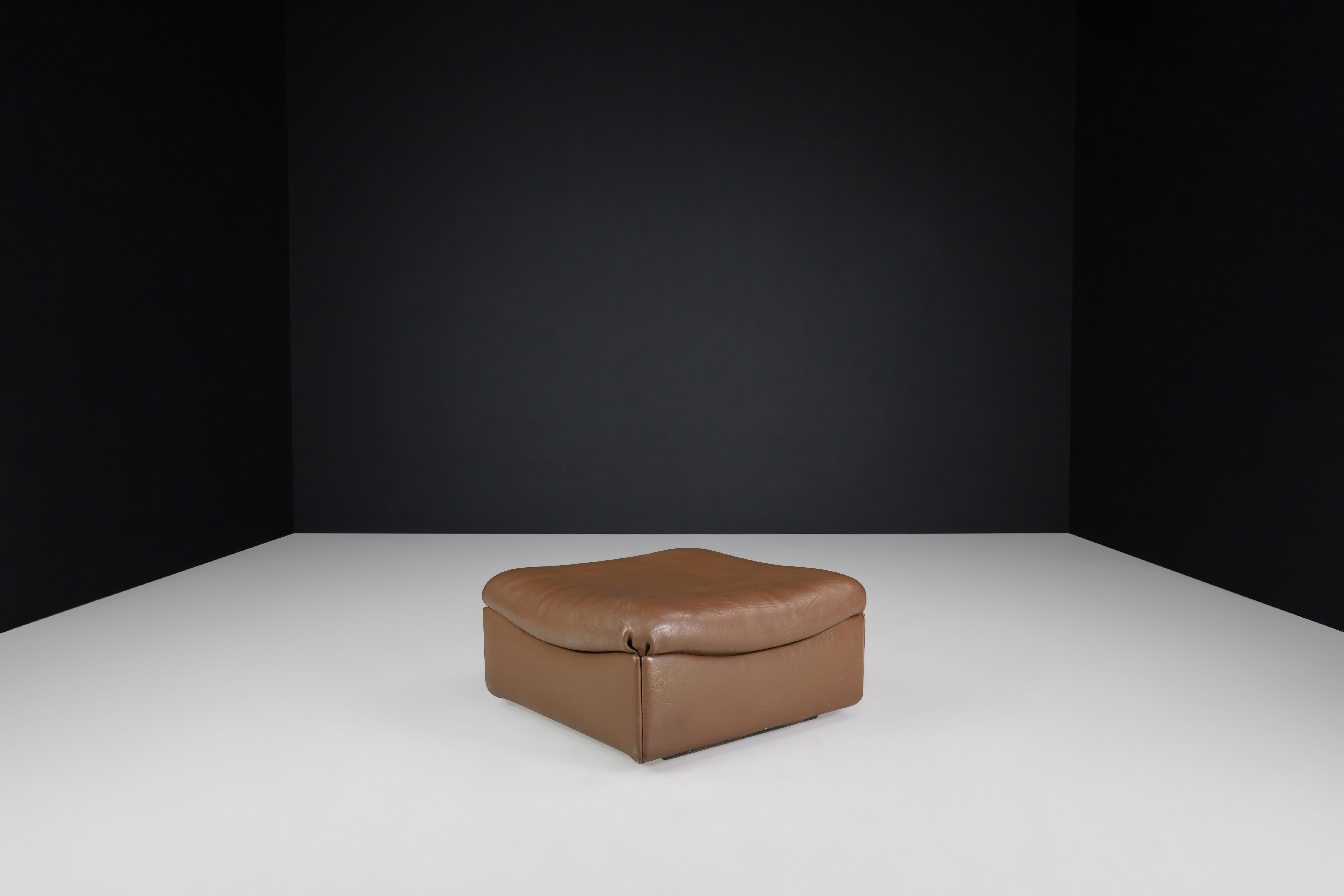 De Sede grande pouf in bufalo leather, Switzerland, 1970s.

This robust De Sede grande pouf ensures ultimate comfort and building quality with its solid wooden frame and thick handstitched bufalo leather upholstery. Nice original patina. Original
