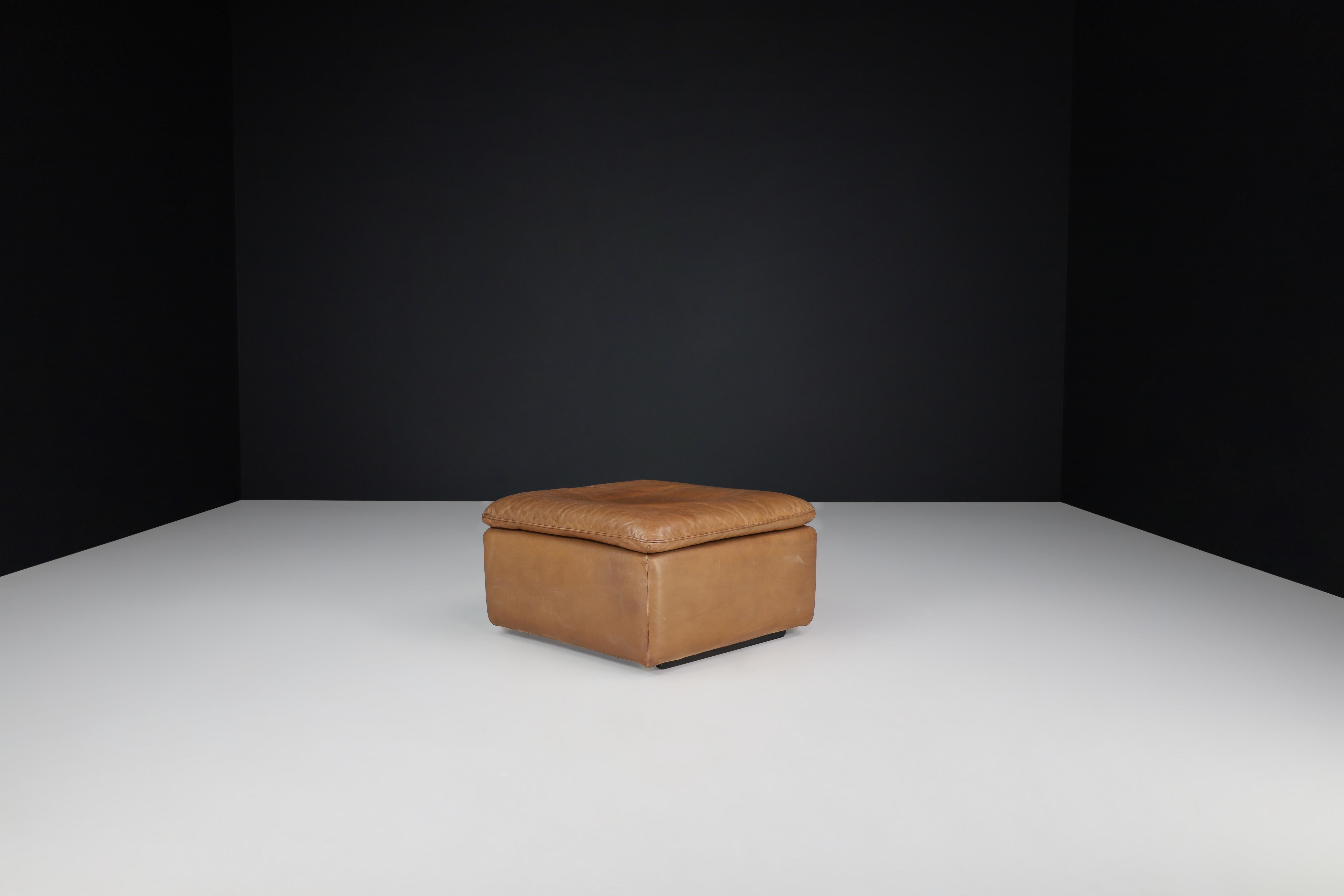De Sede Grande Pouf in patinated cognac leather, Switzerland, 1970s 

This robust patinated De Sede grande pouf ensures ultimate comfort and building quality with its solid wooden frame and thick handstitched leather upholstery. Nice original