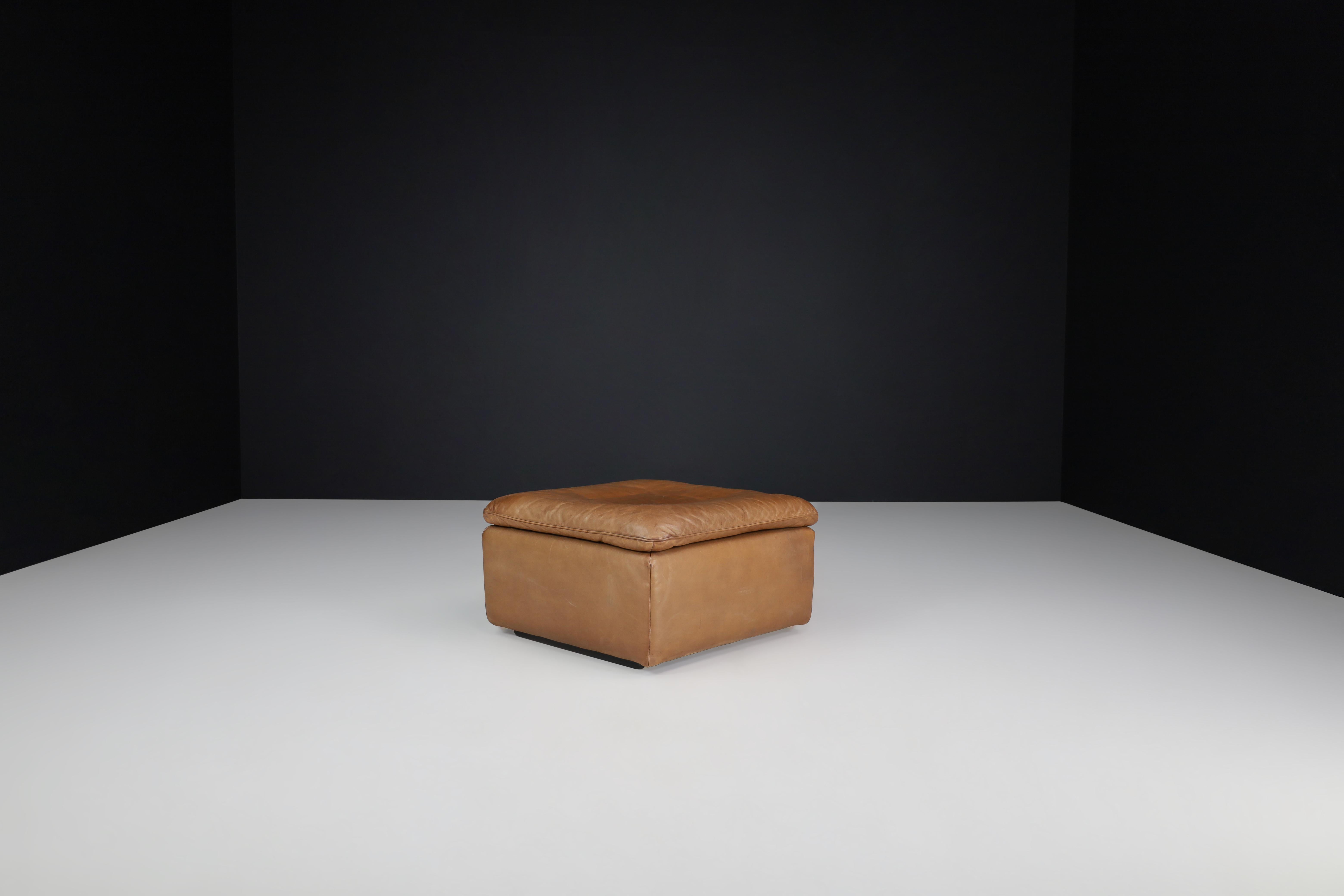 De Sede Grande Pouf in Patinated Cognac Leather, Switzerland, 1970s In Good Condition For Sale In Almelo, NL