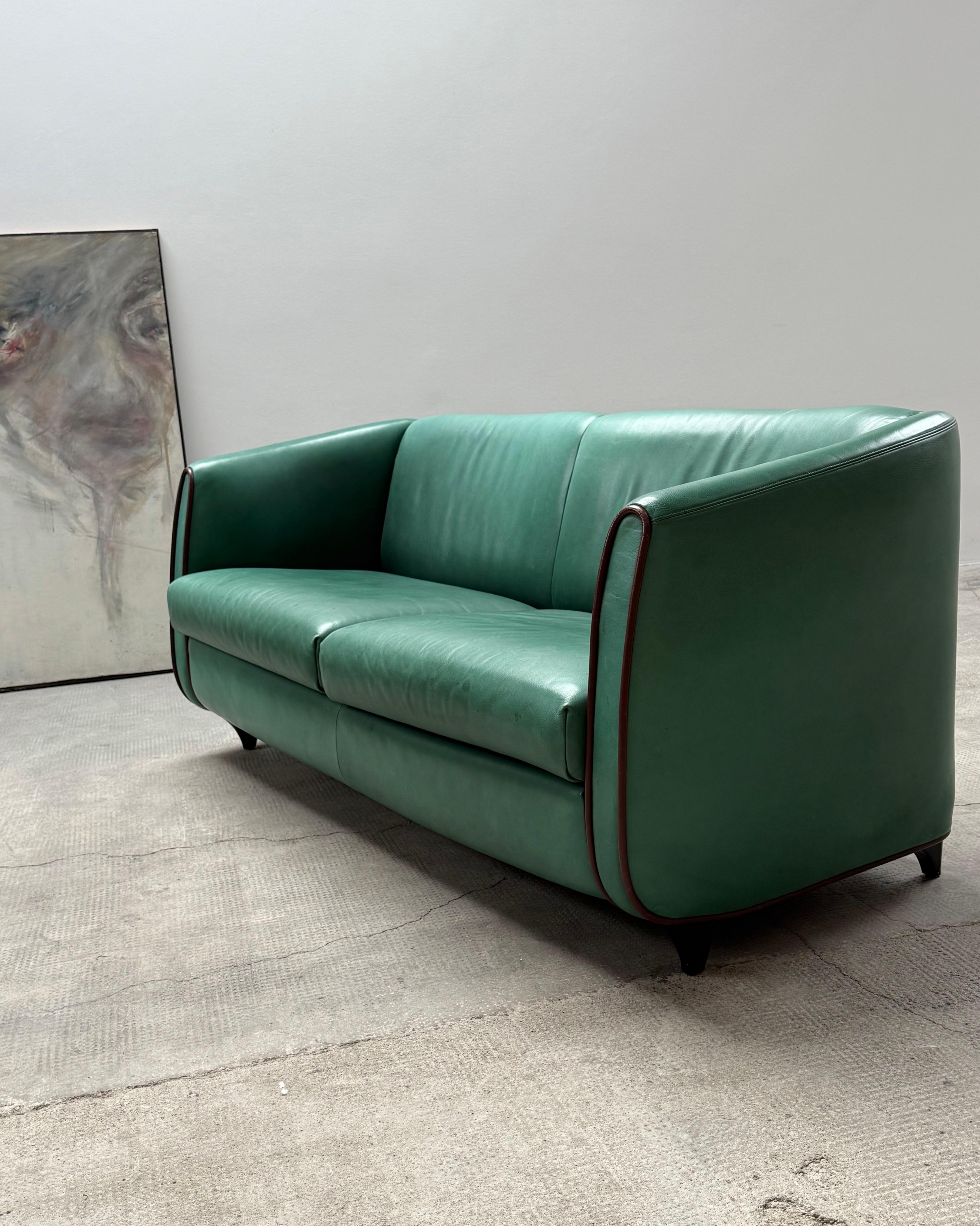 Impresionante y rarísimo sofá de 2 plazas De Sede de estilo Art Déco, de cuero verde, Suiza, años 70.

 

Fabricación de muy alta calidad y muy cómodo para sentarse.

 

Fabricante: De Sede 
País: Suiza 
Año: 1970 
Material: Piel 
Longitud: 174 cm