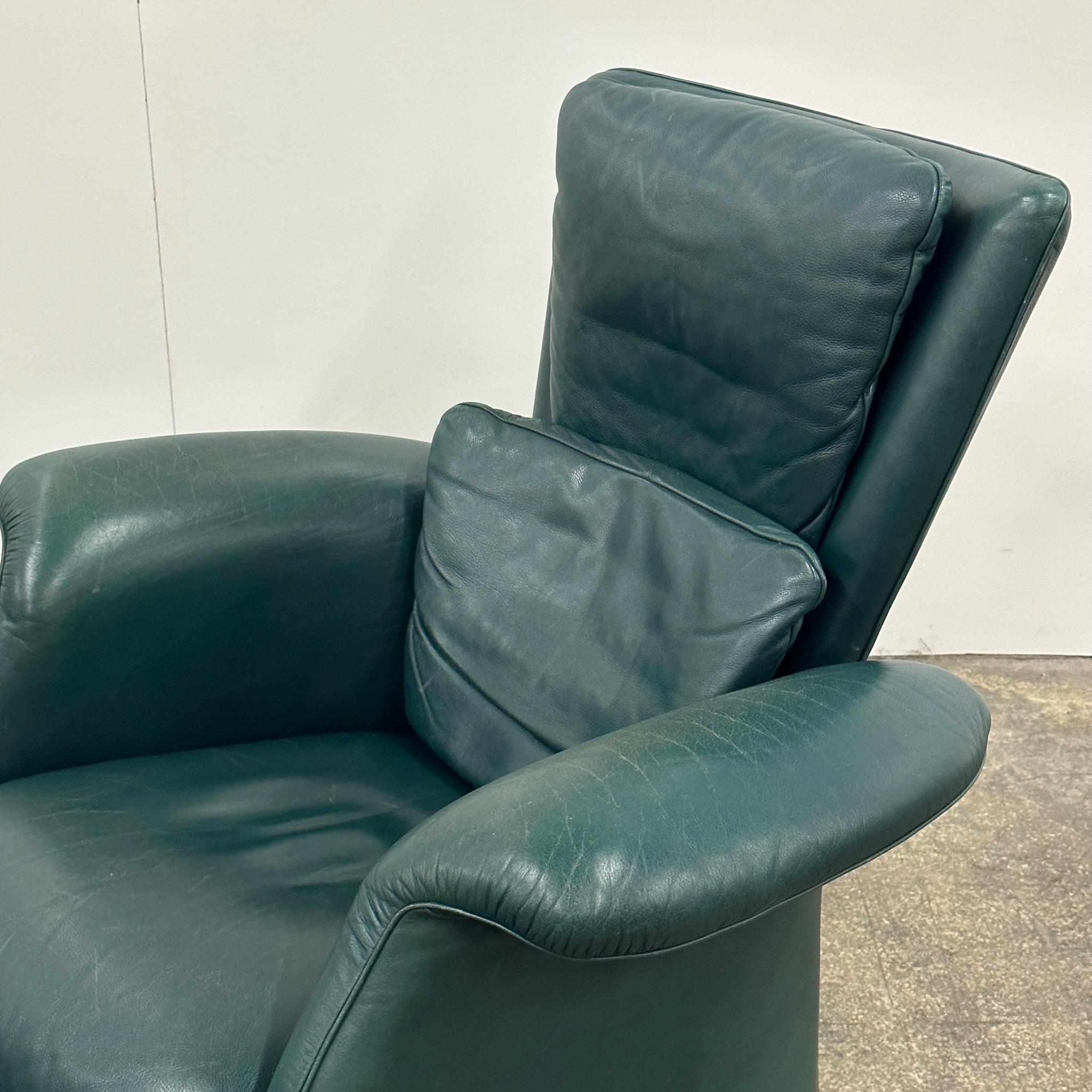 c. 1980s. Price is for the set. Contact us if you’d like to purchase a single item. Green leather upholstery on tubular feet, also features a tubular back. 