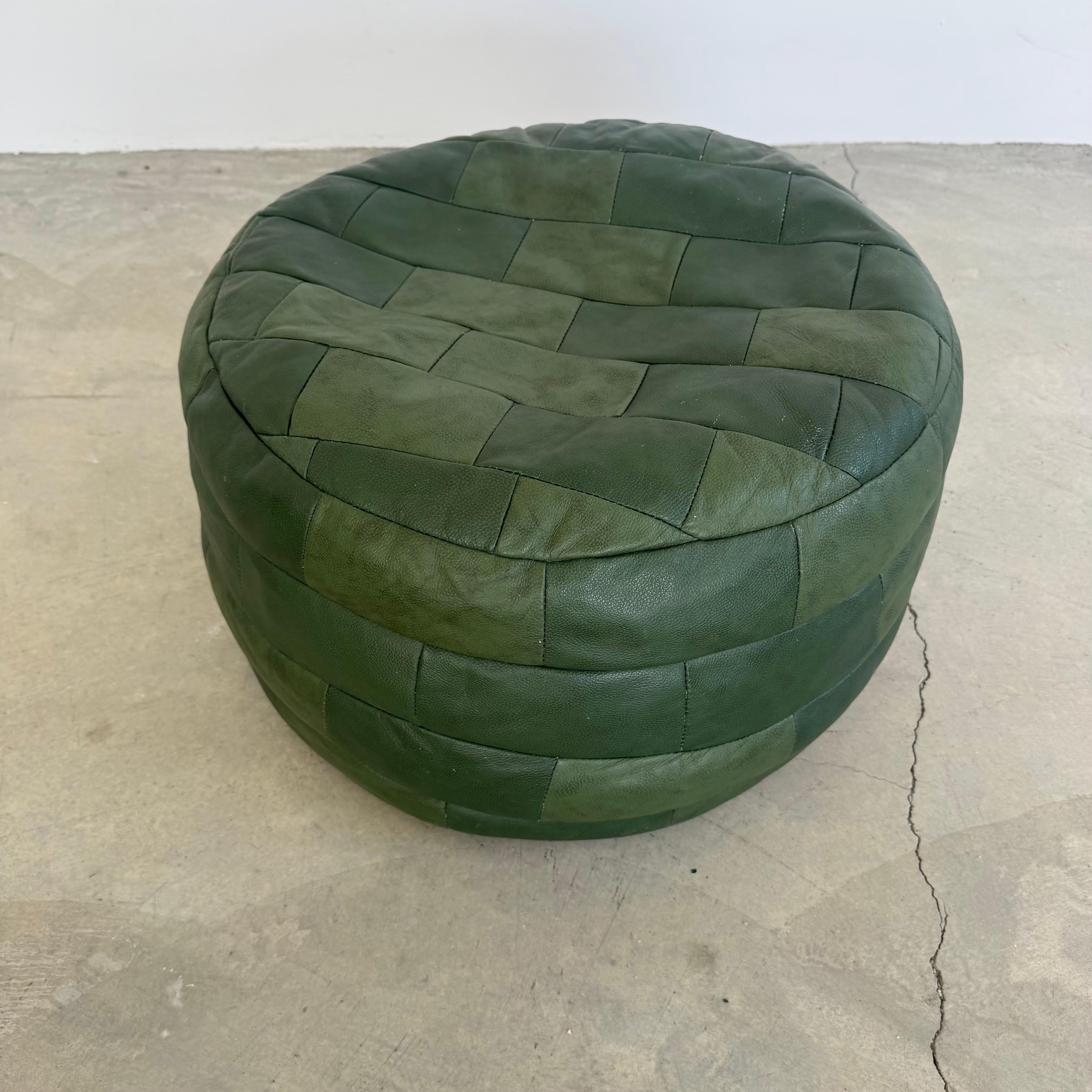 De Sede Grüner Leder-Patchwork-Ottoman, 1970er Jahre Schweiz (Moderne der Mitte des Jahrhunderts) im Angebot