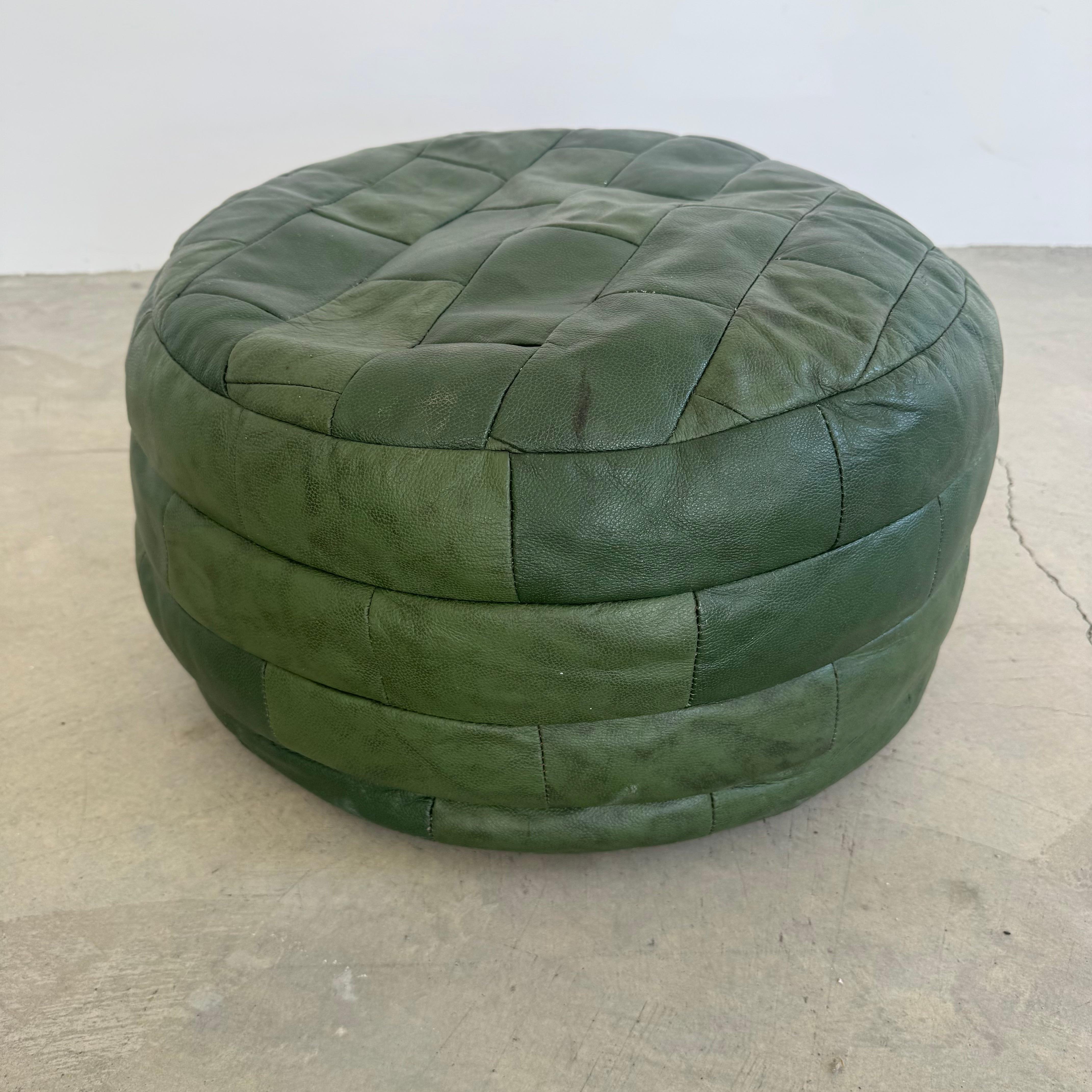 De Sede Grüner Leder-Patchwork-Ottoman, 1970er Jahre Schweiz im Zustand „Gut“ im Angebot in Los Angeles, CA