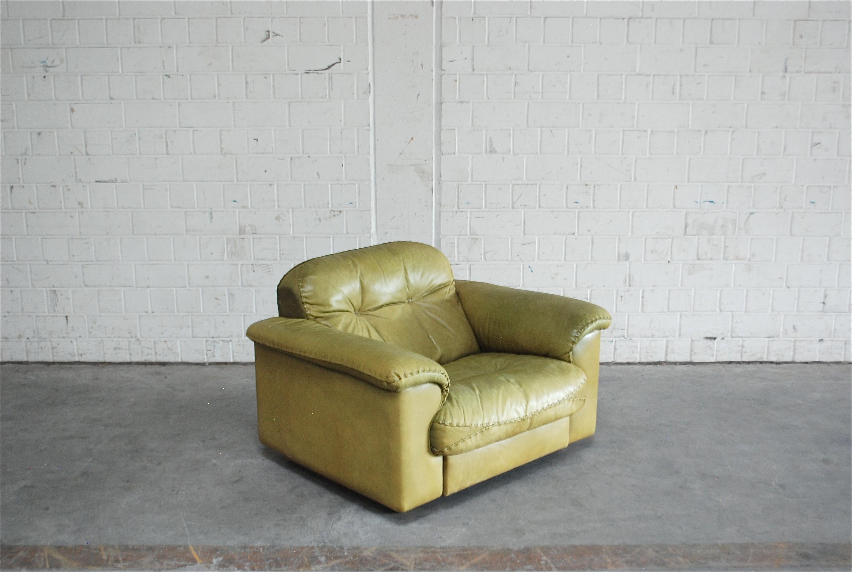 De Sede leather lounge armchair DS 101.
Aniline leather in olive green.
Great comfort with an extendable seat for much more lounge comfort.
Known from the James Bond movie 