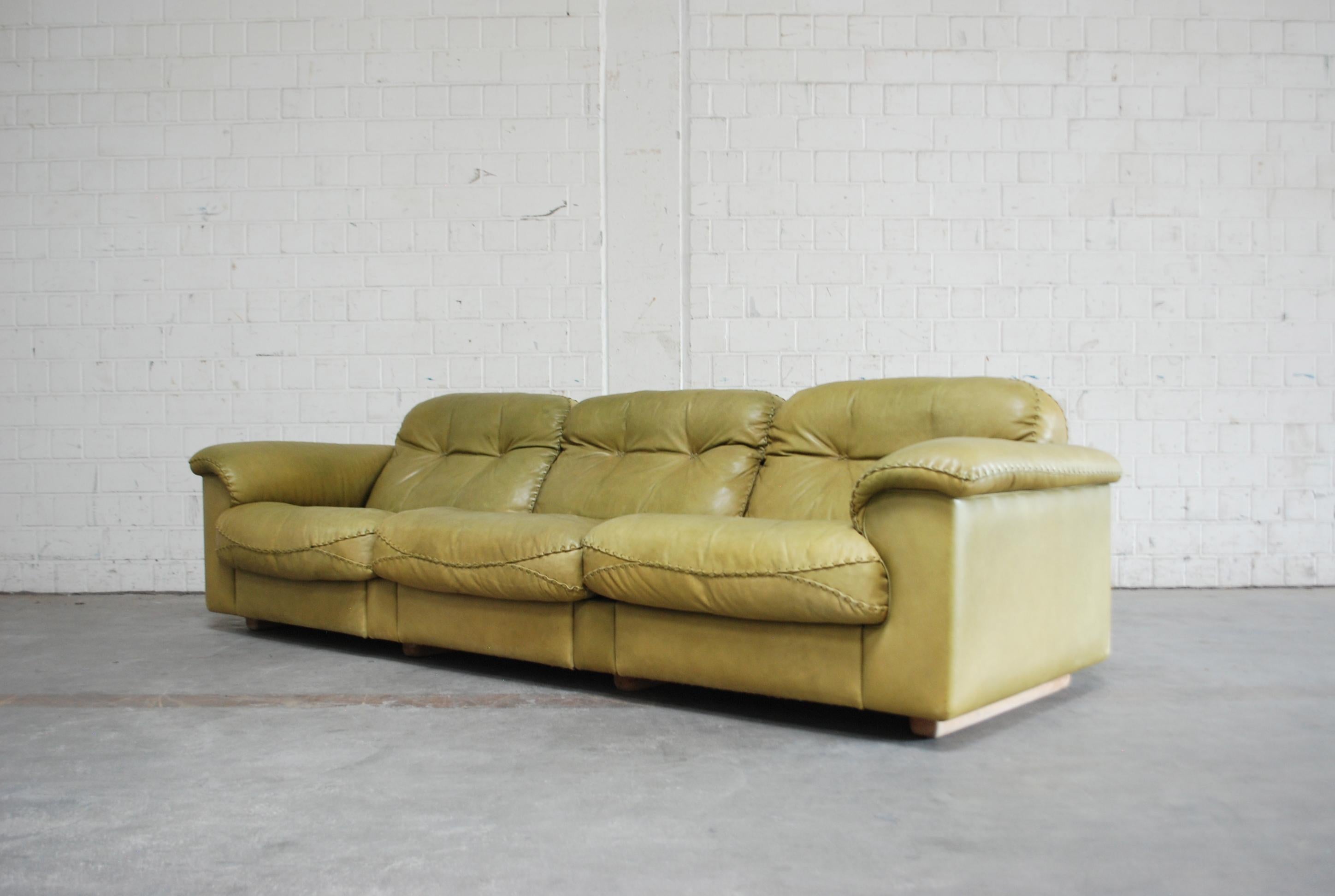 De Sede leather sofa DS 101.
Aniline leather in olive green.
Great comfort with an extendable seat for much more lounge comfort.
Known from the James Bond movie 
