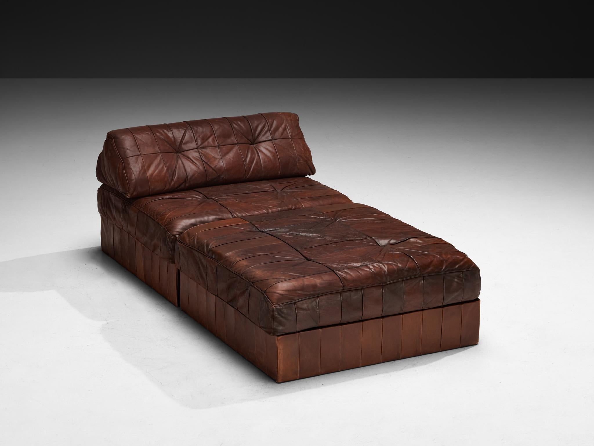 De Sede, sofá cama, cuero, Suiza, años 70

Este conjunto de sofá cama y tumbona De Sede consta de dos partes: un asiento de tumbona y una sección adicional tipo otomana, lo que permite configuraciones versátiles. La pieza presenta un diseño de
