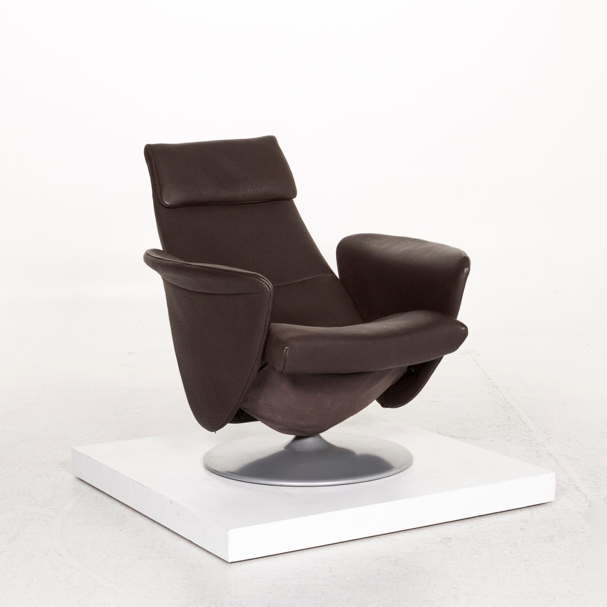 We bring to you a de Sede leather armchair brown dark brown function relax function relax armchair.

 

 Product measurements in centimeters:
 

Depth 79
Width 81
Height 107
Seat-height 43
Rest-height 60
Seat-depth 52
Seat-width