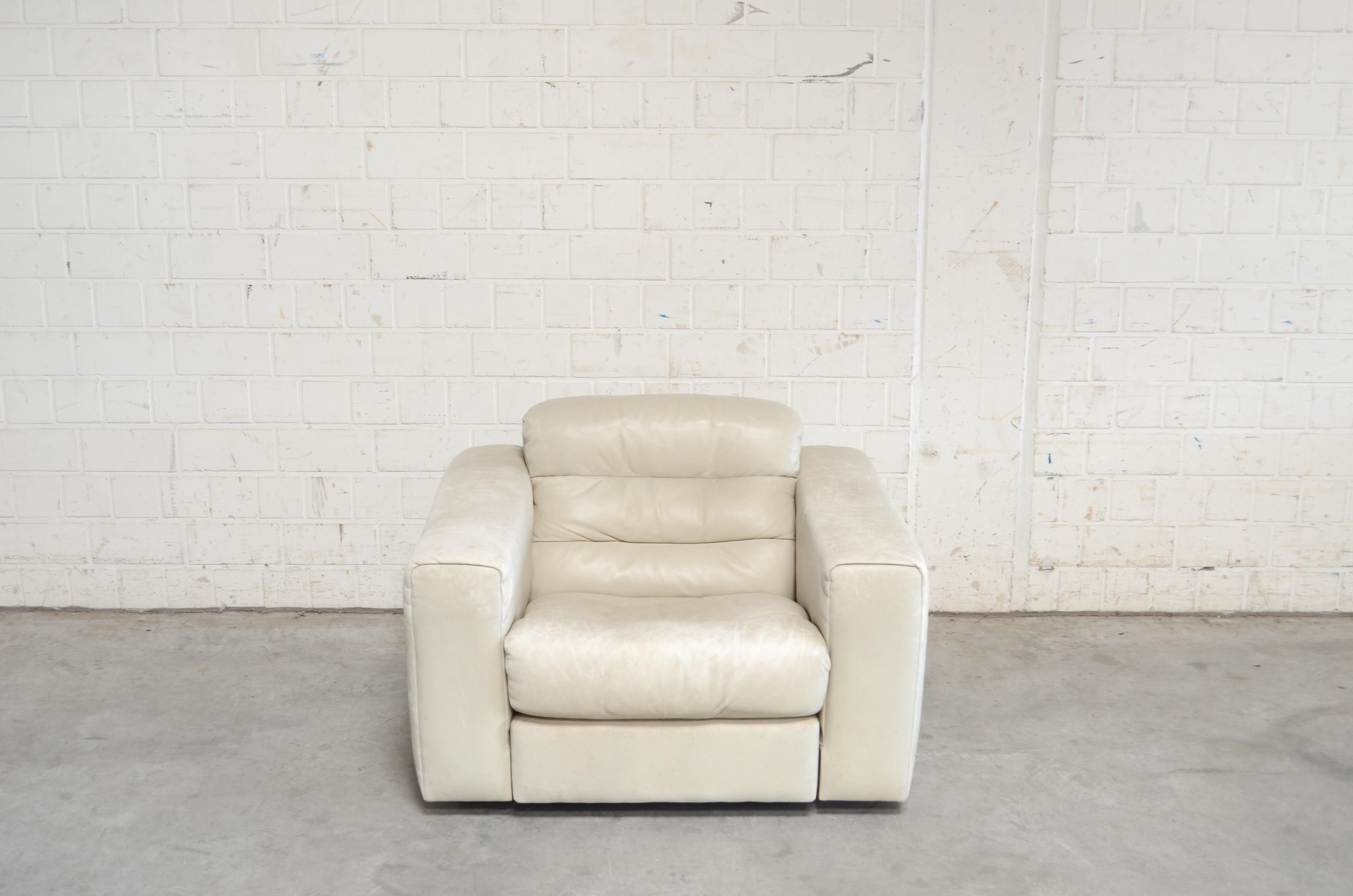 Fauteuil en cuir de Sede DS 105.
Cuir aniline en blanc écru
Un grand confort avec un siège extensible pour un plus grand confort de détente.
Il s'agit d'un modèle rare de De Sede.
Difficile à trouver.
 
 
 
 
  