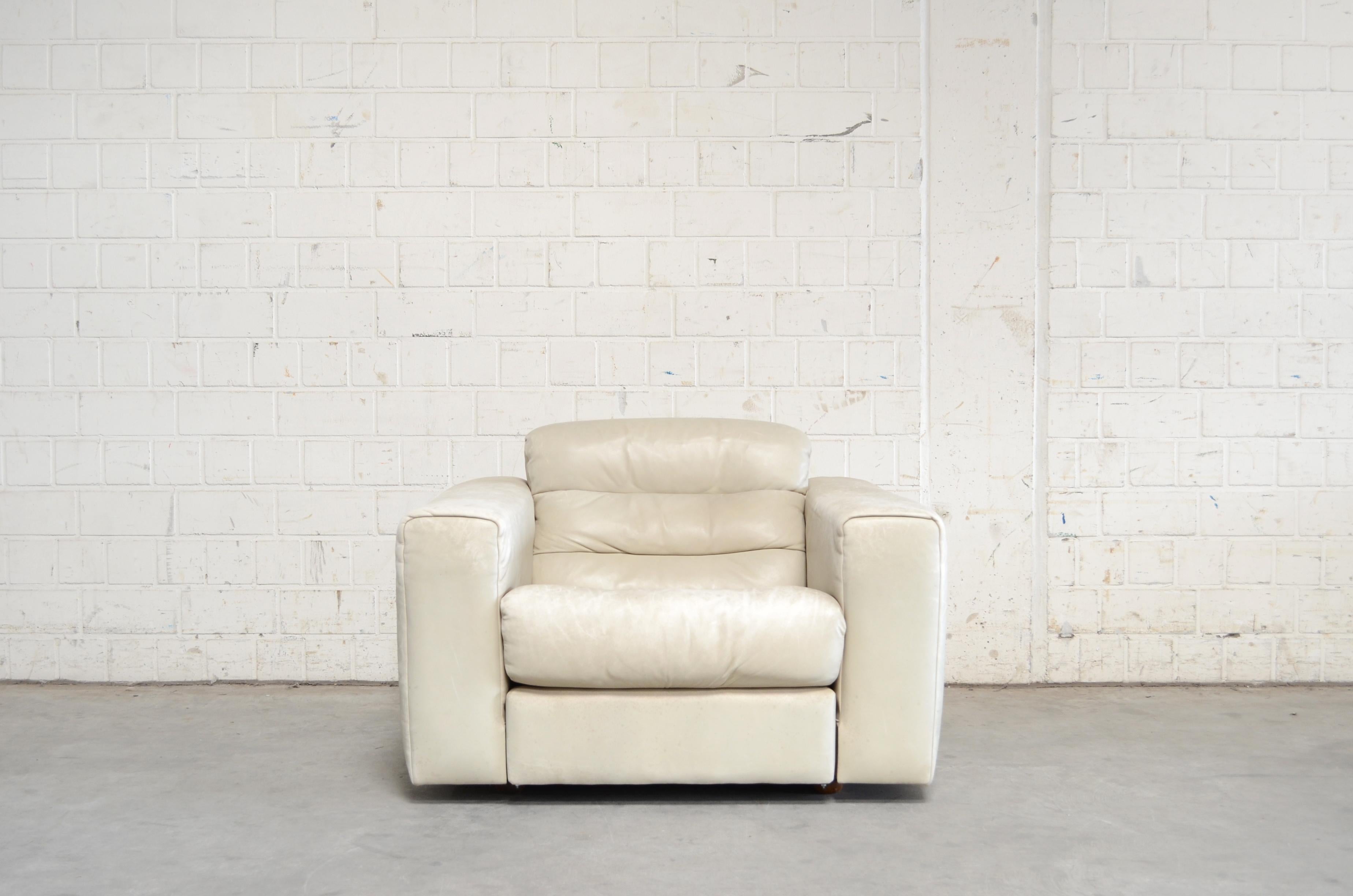 De Sede leather armchair DS 105.
Aniline leather in ecru white
Great comfort with an extendable seat for much more lounge comfort.
I´ts a rare De Sede model.
Hard to find.
We have 2 chairs in stock.
Price for 1.

 

 