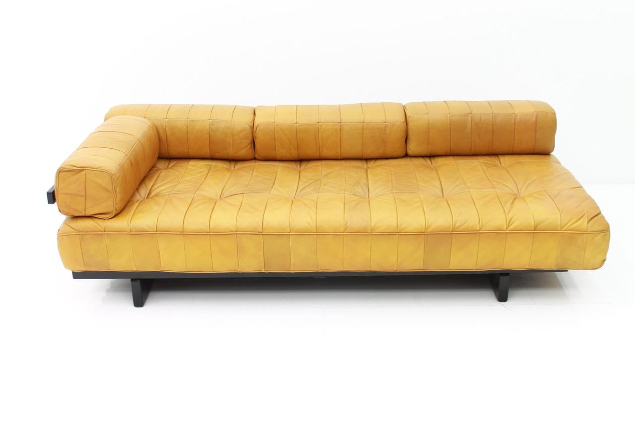 Beautiful daybed / sofa with one armrest DS 80 with yellow patchwork leather from De Sede, 1960s. Very good condition.