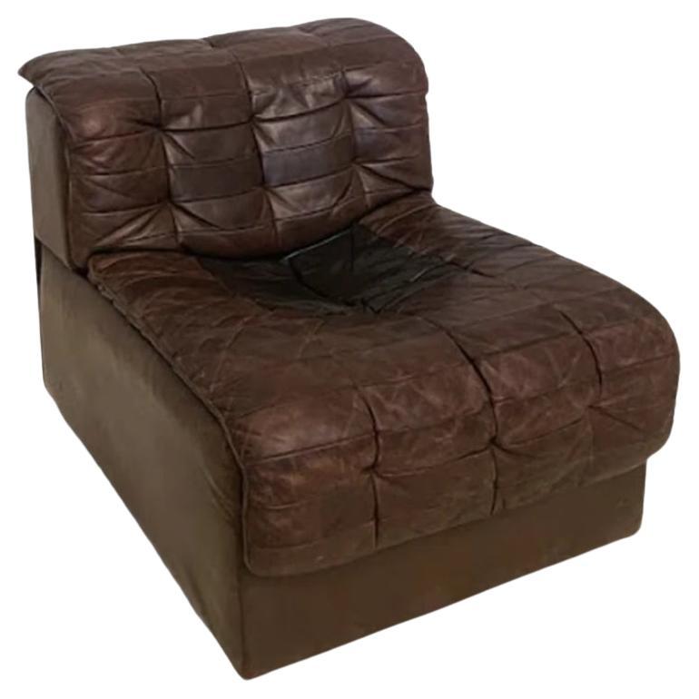 Presenting the De Sede DS-11 modular 2-seater sofa, a masterpiece of Swiss craftsmanship from the late 1960s.

This exceptional piece boasts rich brown leather upholstery, renowned for its outstanding quality and durability. The surface of the