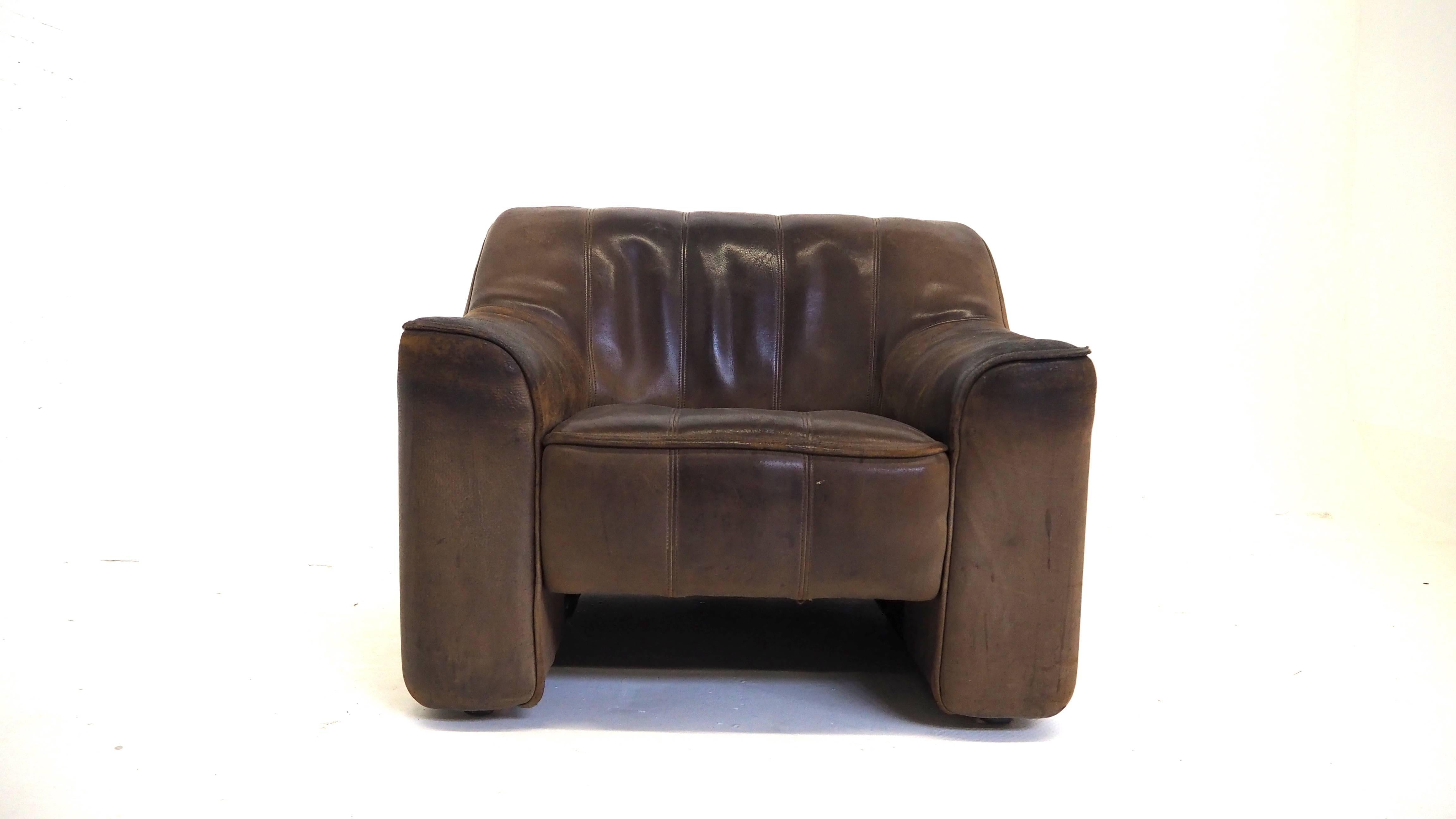 Beautiful De Sede love seat model DS-44 in thick buffalo leather with a perfect patina. Top quality from Switzerland. Two adjustable seat positions, lovely to use it as a daybed. 
 