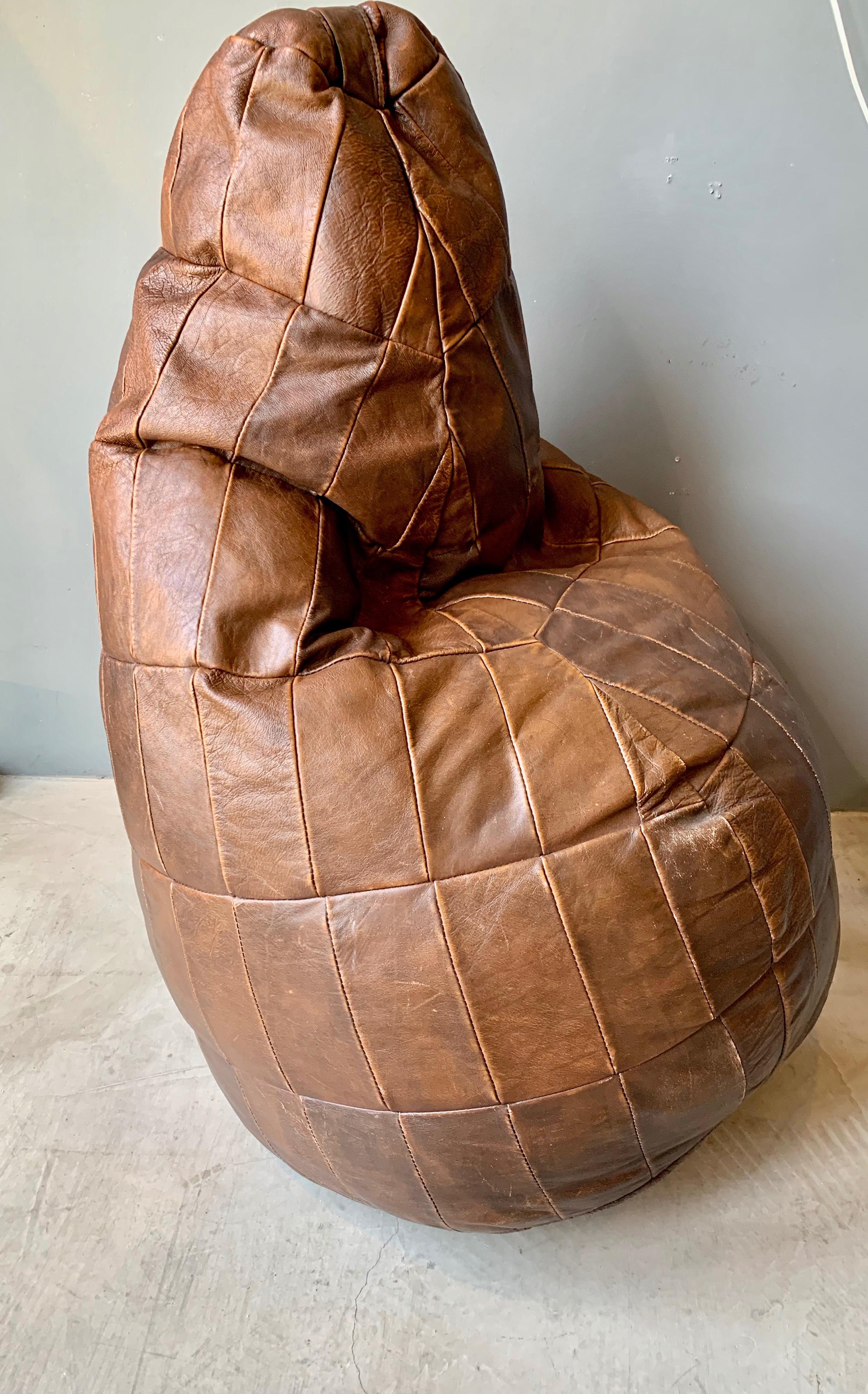 Gorgeous brown patchwork leather bean bag in the style of De Sede. Great coloring, condition and patina. 

Two other leather patchwork bean bags available in separate listings.



 
