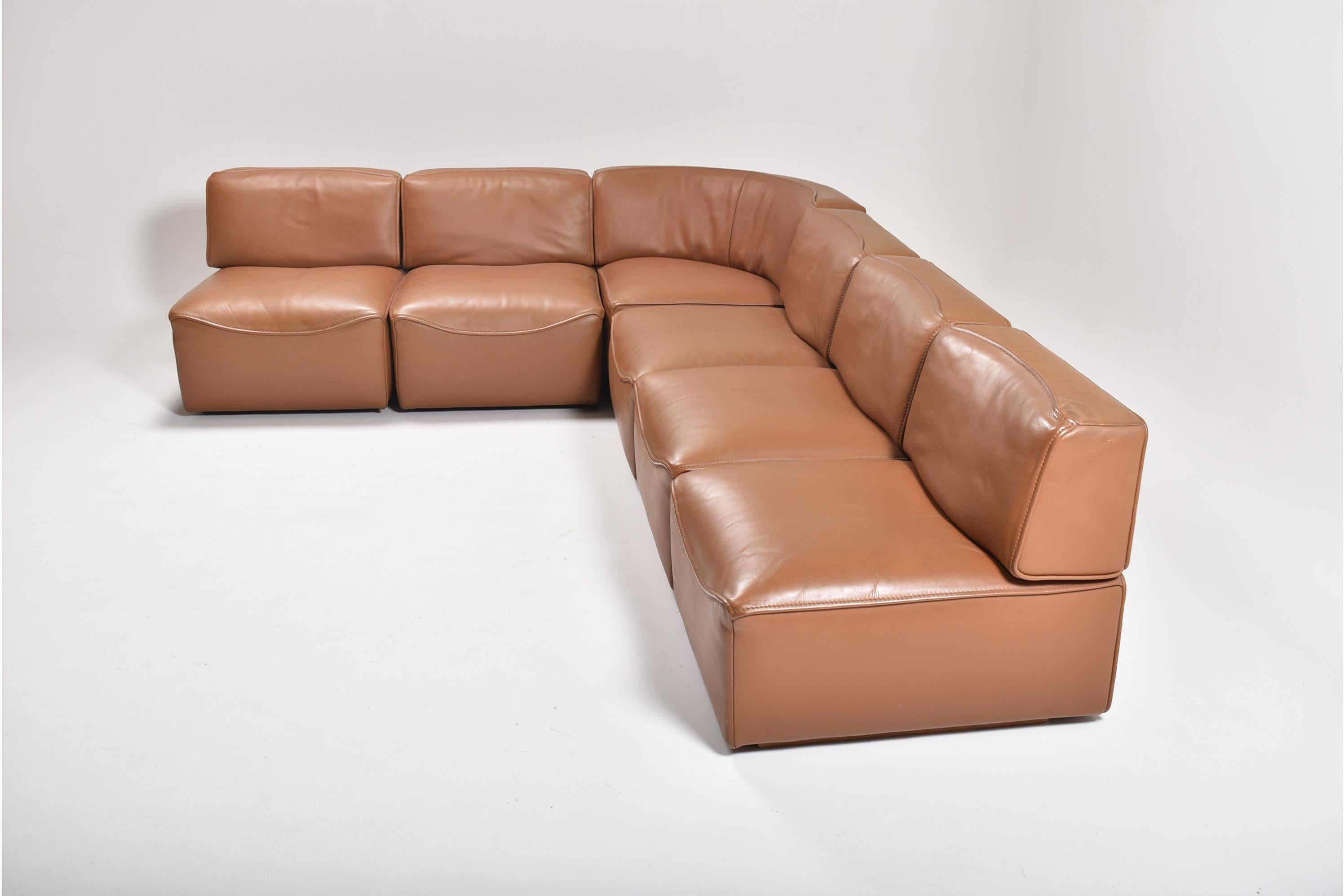 De Sede, sectional sofa model DS-15, leather, Switzerland, 1970s.
De Sede is well known for using only high quality materials, especially leather.
This sofa is made of five straight elements and one corner, allowing free placement of the elements.