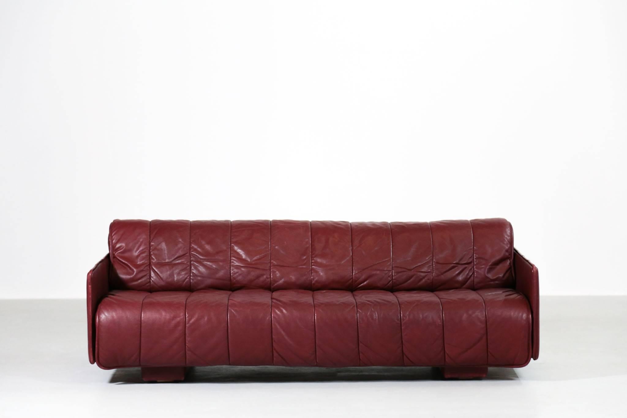 Convertible sofa bed made by De Sede in Switzerland.
High quality leather.