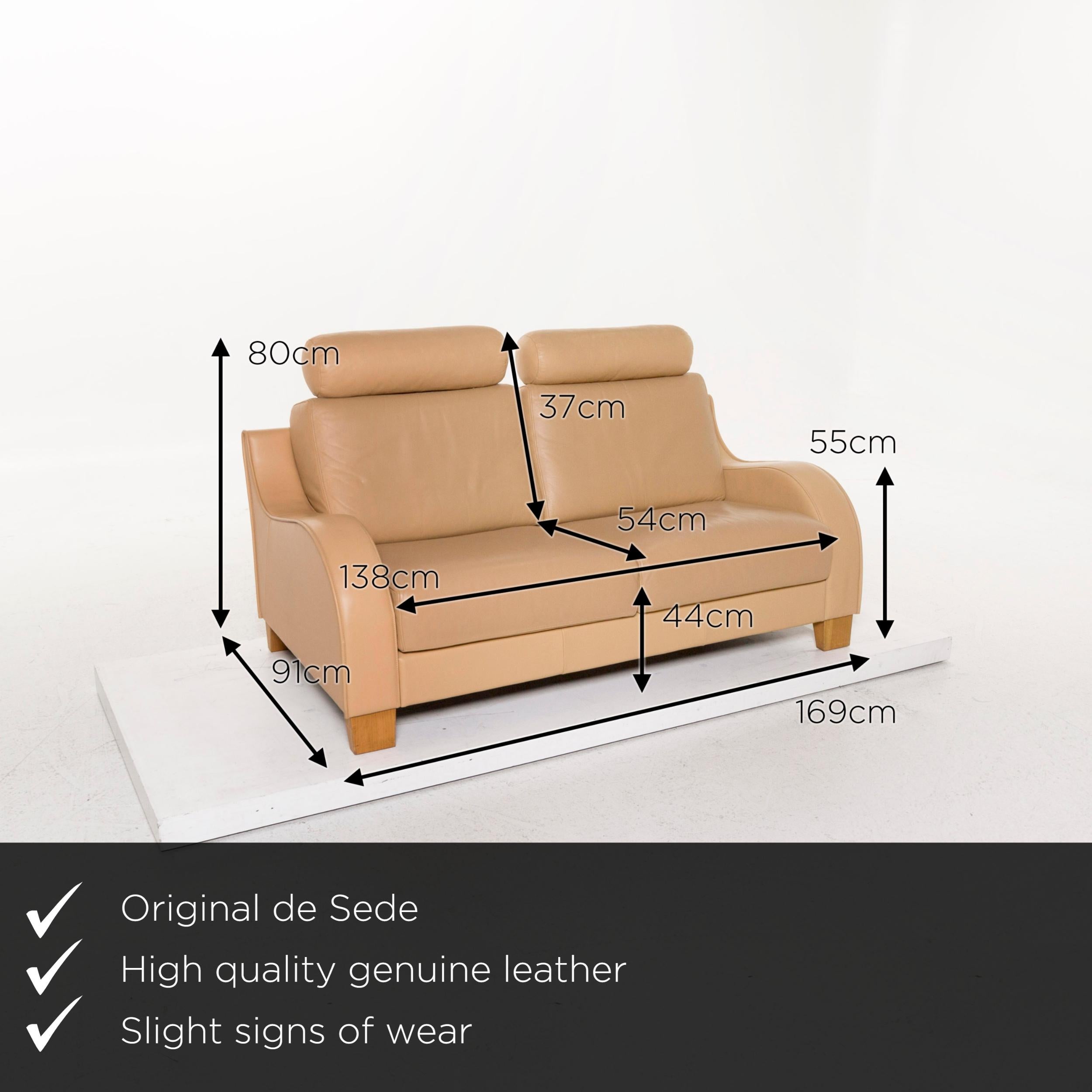 We present to you a de Sede leather sofa beige two-seat function couch.
    
 

 Product measurements in centimeters:
 

Depth 91
Width 169
Height 80
Seat height 44
Rest height 55
Seat depth 54
Seat width 138
Back height 37.