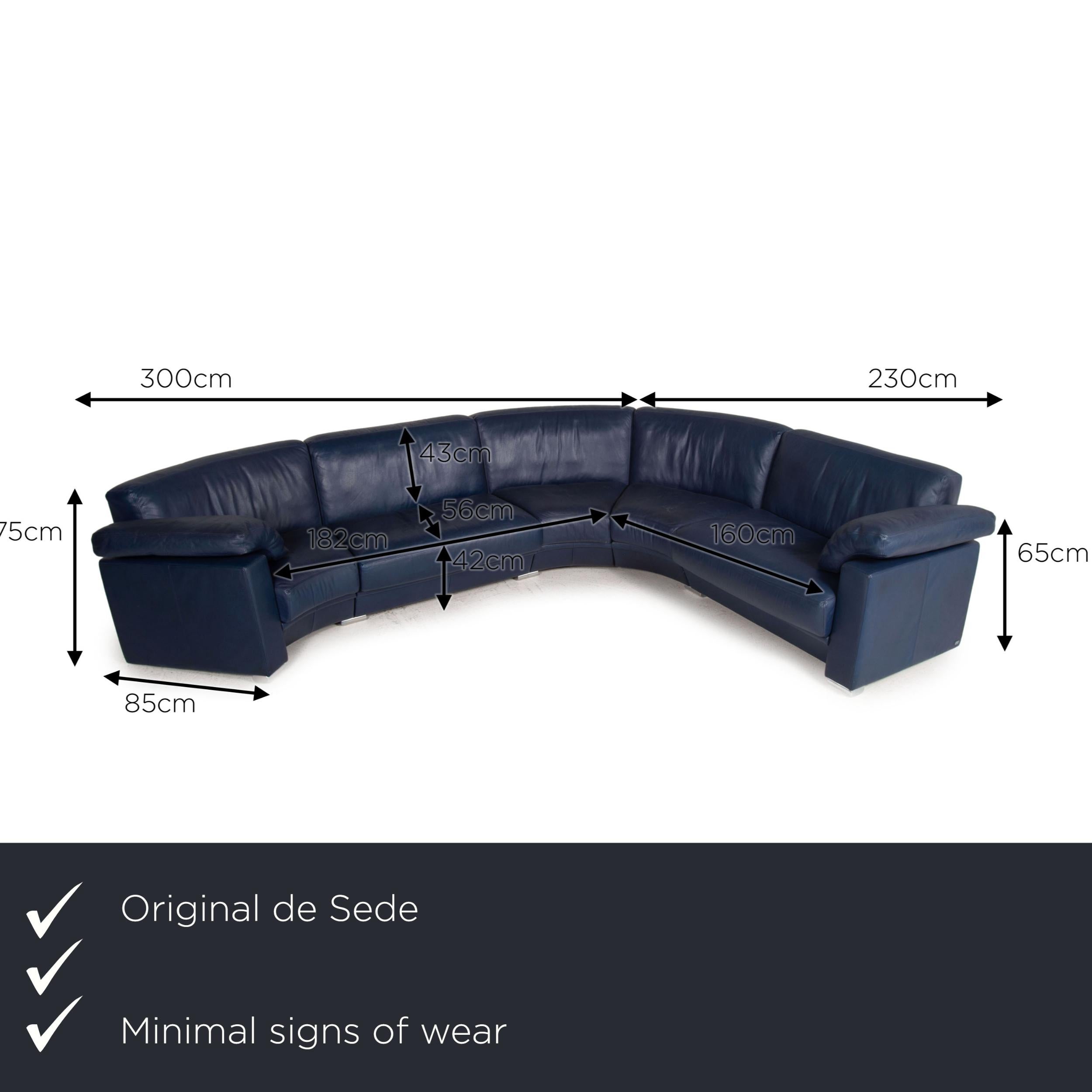 We present to you a De Sede leather sofa blue corner sofa round corner couch.


 Product measurements in centimeters:
 

Depth: 85
Width: 300
Height: 75
Seat height: 42
Rest height: 65
Seat depth: 56
Seat width: 160
Back height: 43.
 