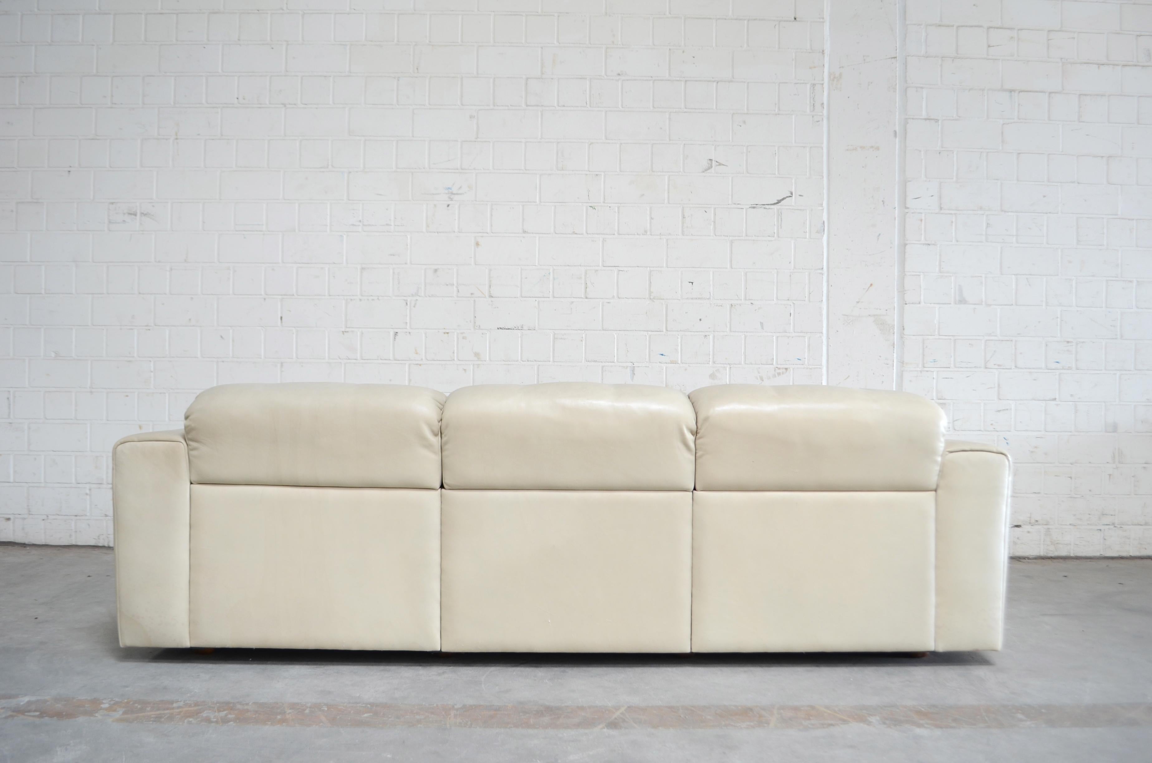 De Sede Leder-Sofa DS 105 Ecru-Weiß aus Leder im Angebot 10