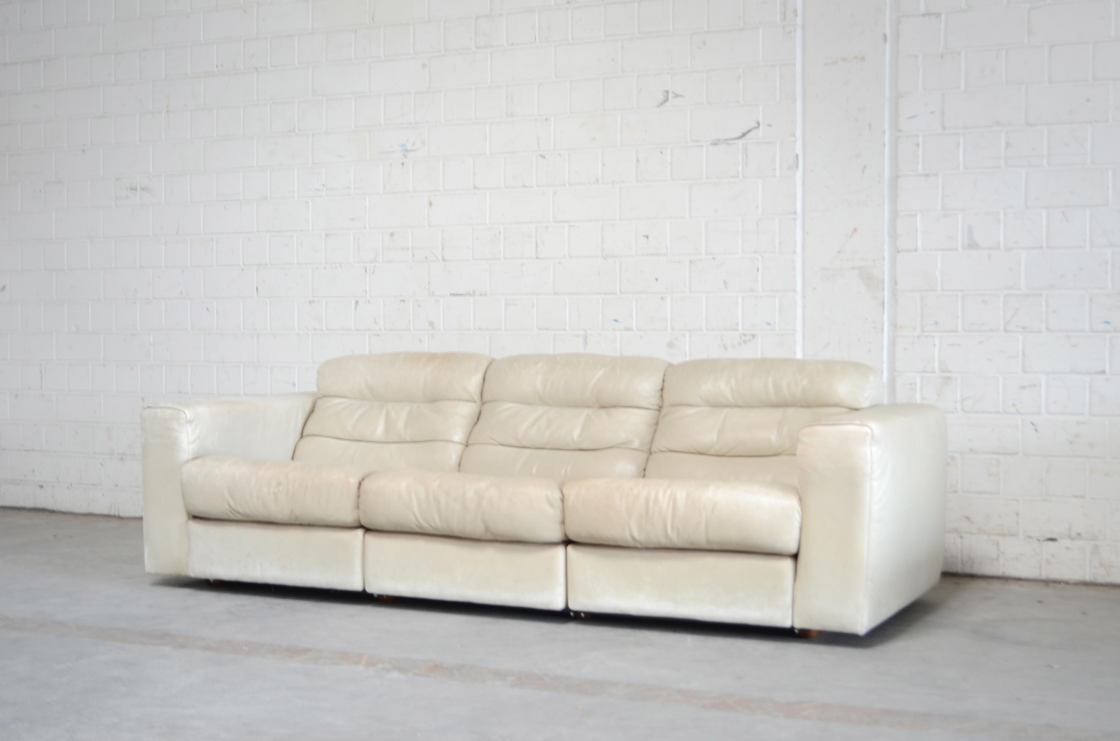 De Sede leather sofa DS 105.
Aniline leather in ecru white
Great comfort with an extendable seat for much more lounge comfort.
I´ts a rare De sede model.
Hard to find.



  