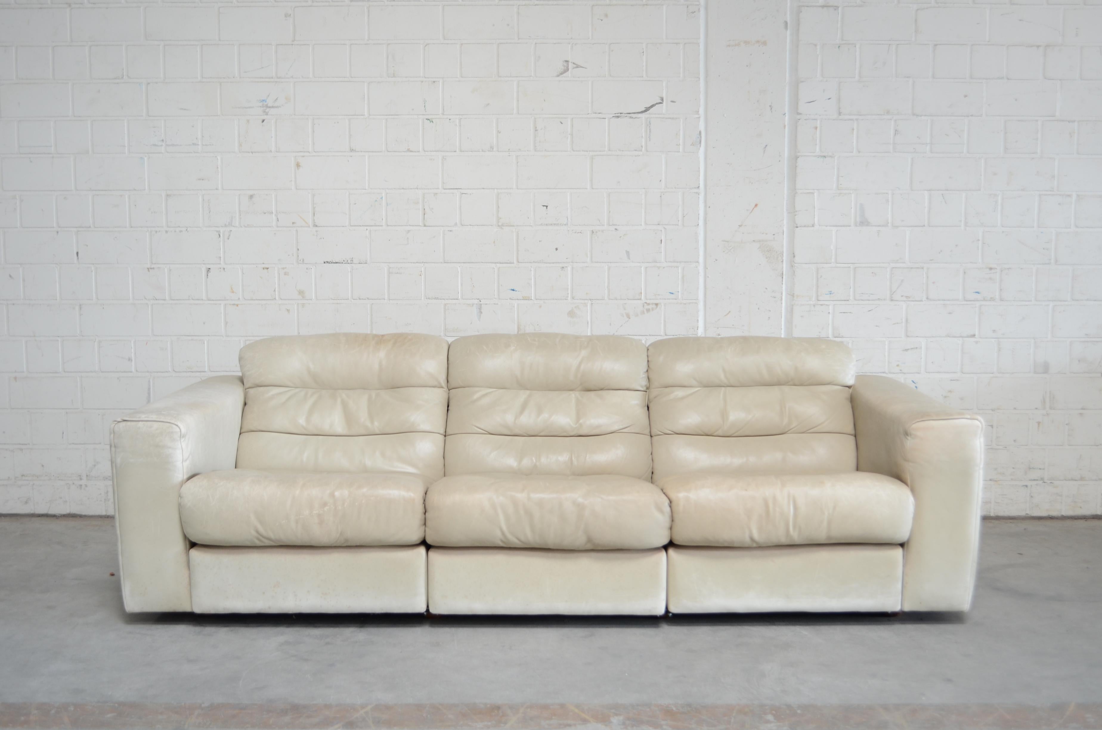De Sede Leder-Sofa DS 105 Ecru-Weiß aus Leder (Moderne der Mitte des Jahrhunderts) im Angebot