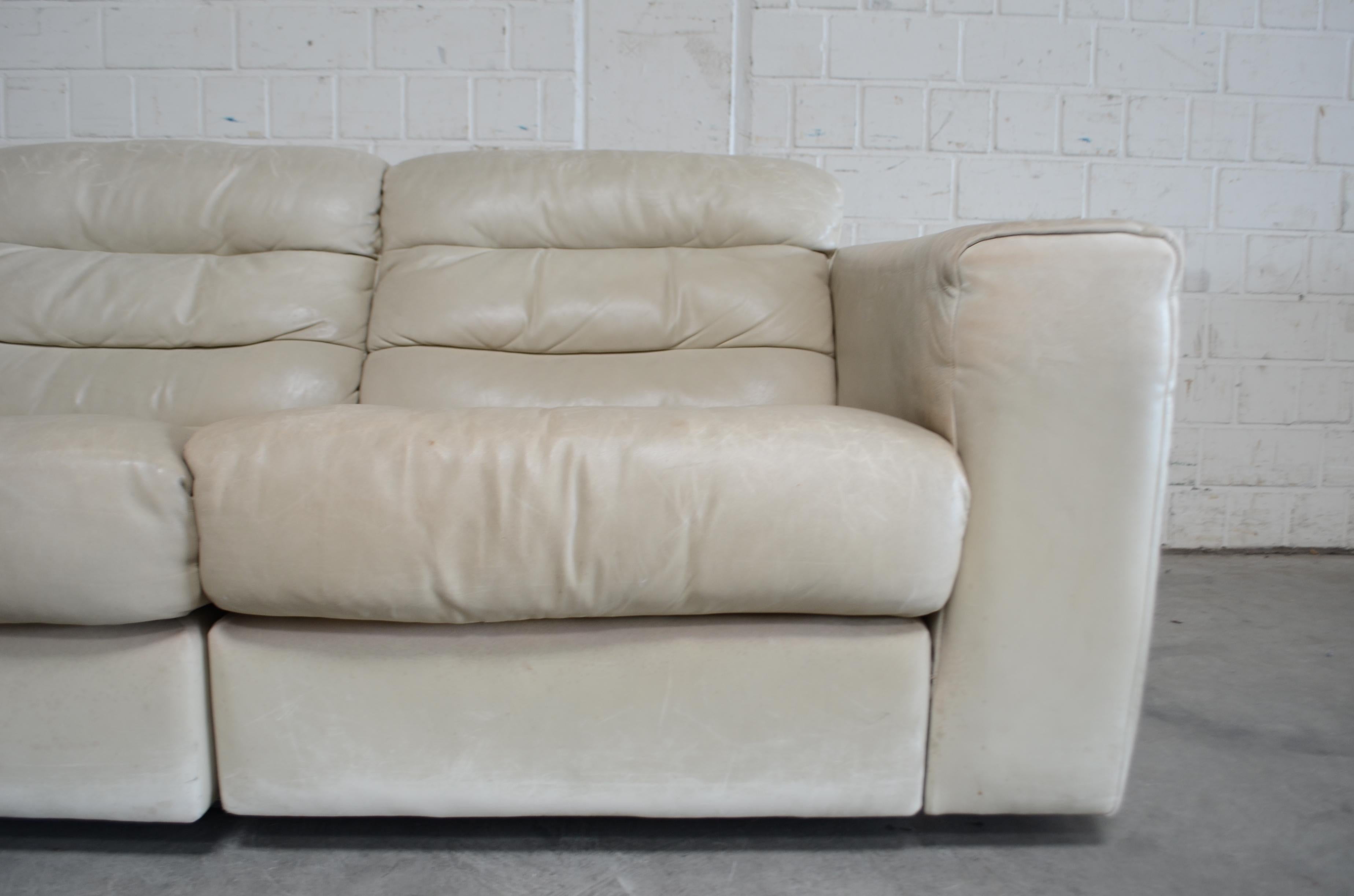 De Sede Leather Sofa DS 105 Ecru White In Good Condition For Sale In Munich, Bavaria