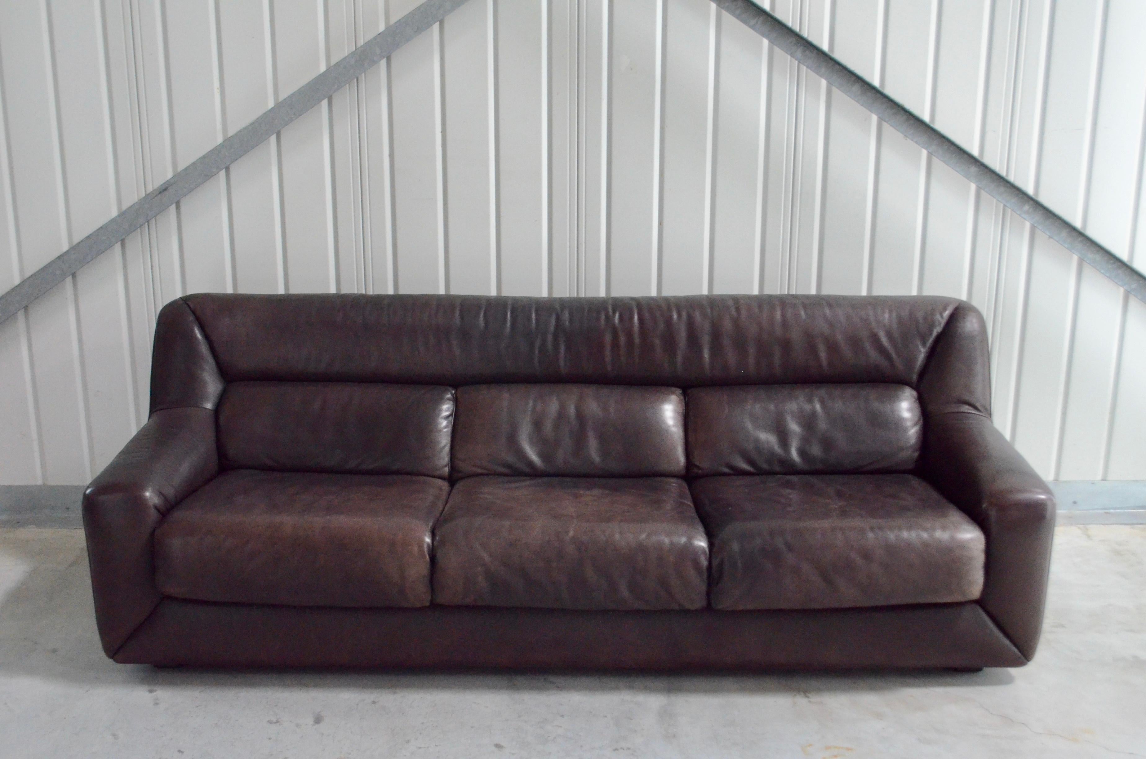 De Sede leather sofa Model DS 43.
Soft Aniline leather in a stunning darkbrown color.
Great vintage condition.All 3 seats are extendable for much more lounge comfort.
I´ts a rare De sede model.
Hard to find.



  