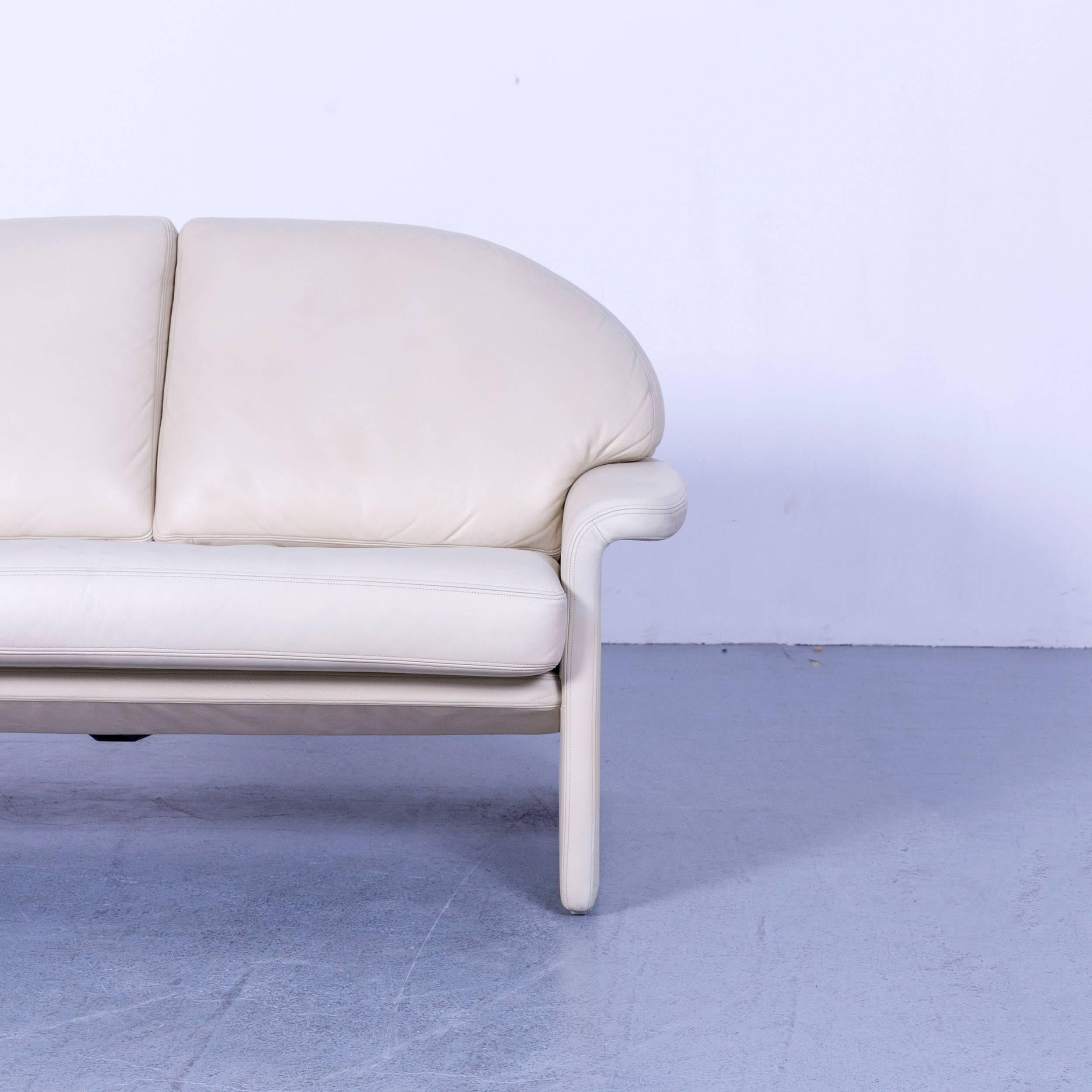 De Sede Leather Sofa Off-White Two-Seat Couch In Good Condition For Sale In Cologne, DE
