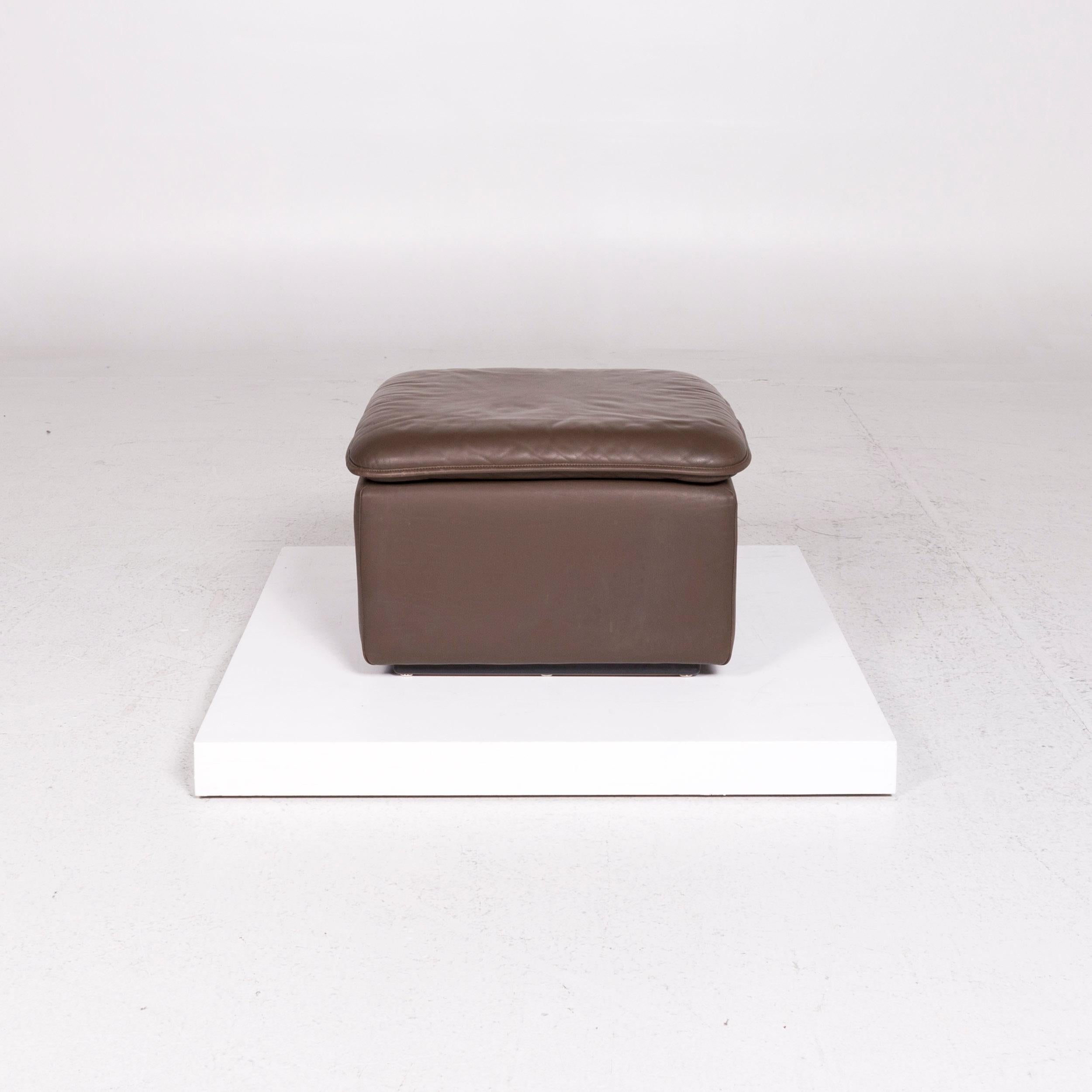 We bring to you a De Sede leather stool brown.
 

Product measurements in centimetres:
 

Depth 62
Width 62
Height 39.





   