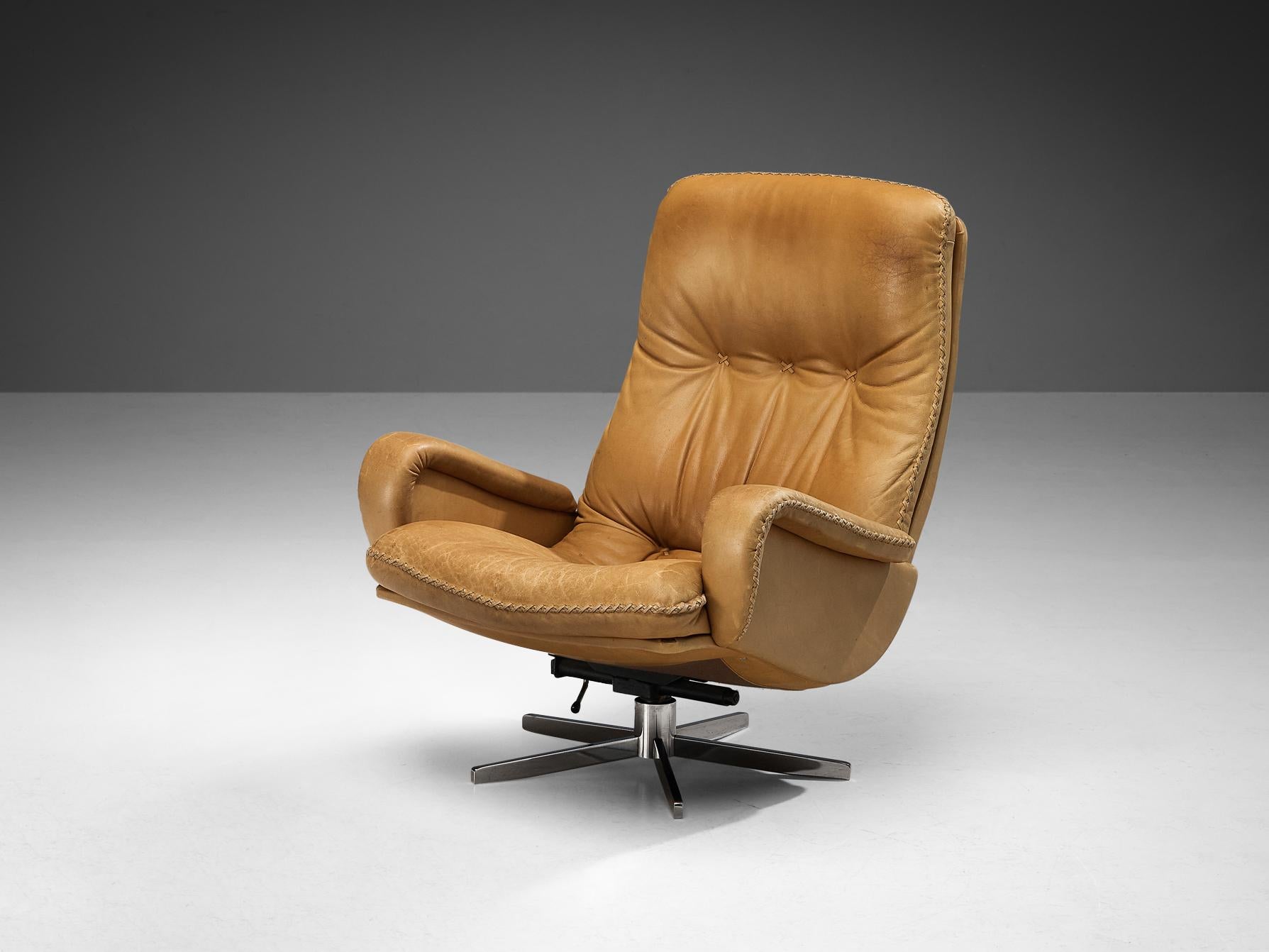 De Sede Loungesessel, Modell 'S231', patiniertes Leder, verchromtes Metall, Schweiz, 1960er Jahre

Dieser schöne und stilvolle Stuhl basiert auf einer soliden Konstruktion mit einer großen Rückenlehne und einer tiefen Sitzfläche, die dem Sitzenden