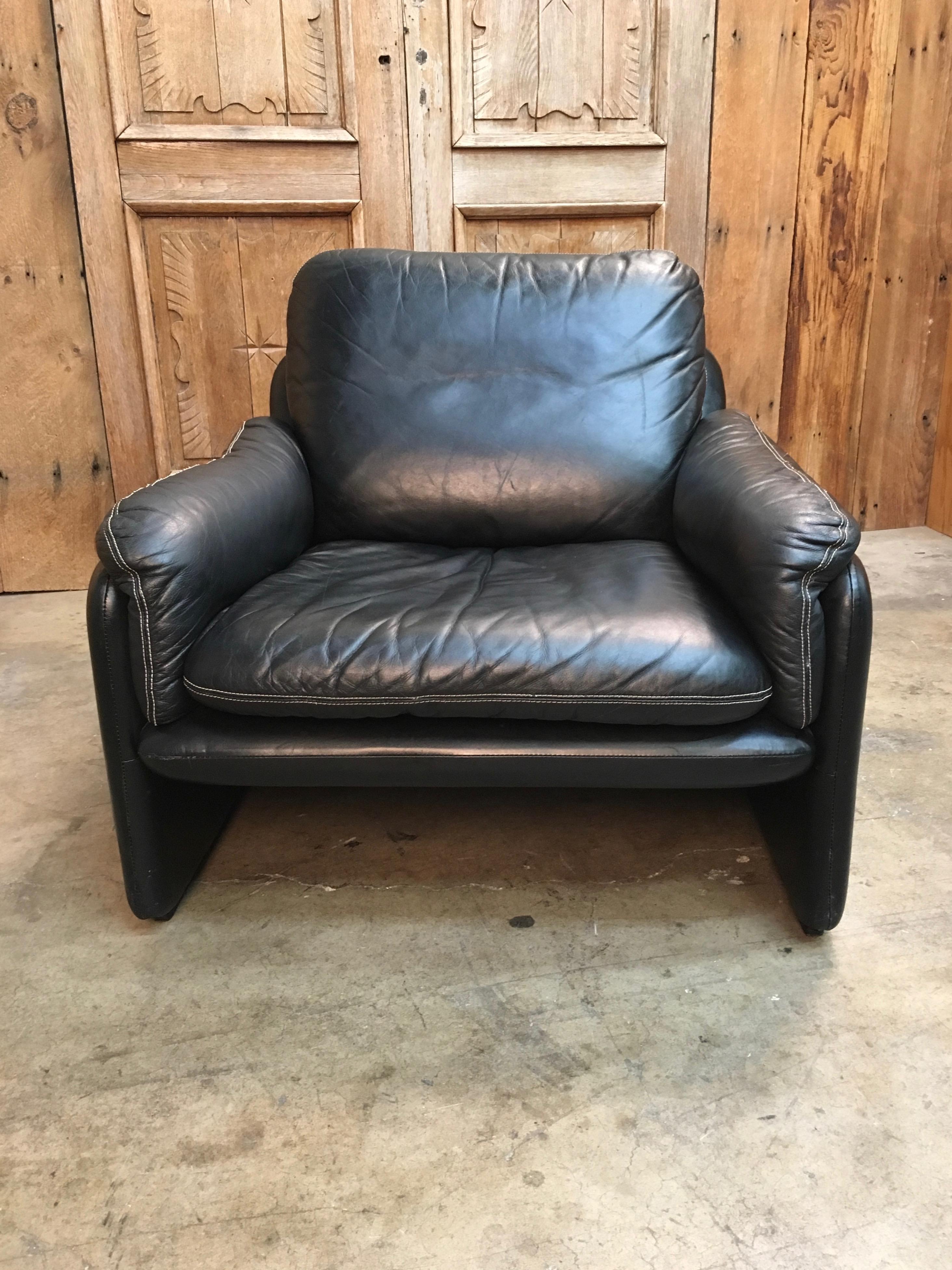 1980s sleek black leather lounge chair by De Sede still retains its original turner of New York label.