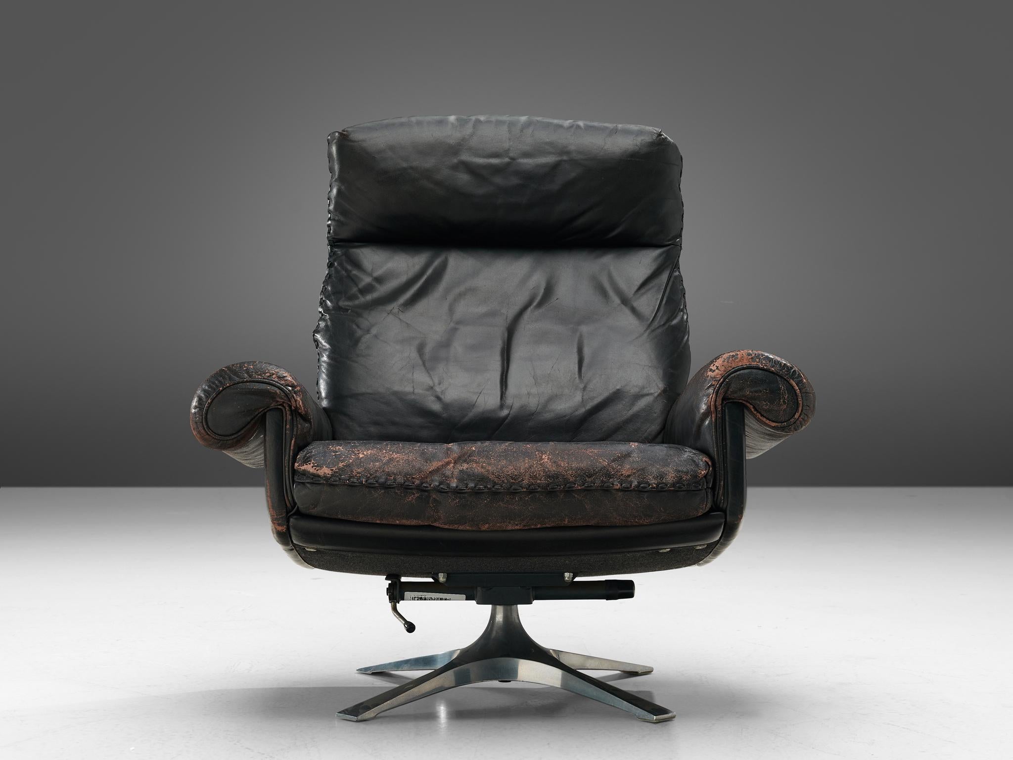 De Sede Lounge Chair Model 'DS31' in Patinated Leather with Ottoman 3