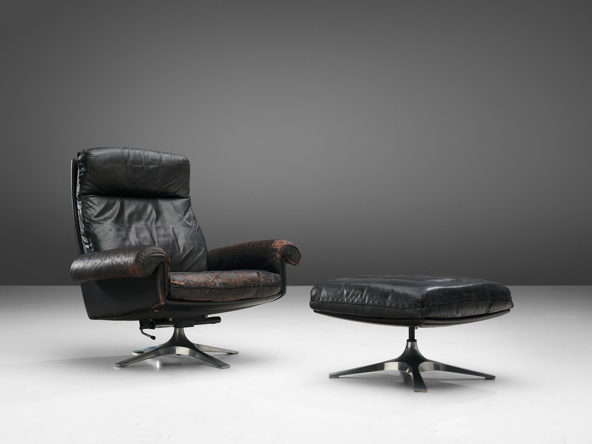 De Sede, lounge chair model 'DS31' with ottoman, leather, metal, Switzerland, 1970s

Highly comfortable 'DS31' swivel chair with a high back and ottoman in black leather by DeSede. The design is simplistic, yet very modern. The tilted seat is wide