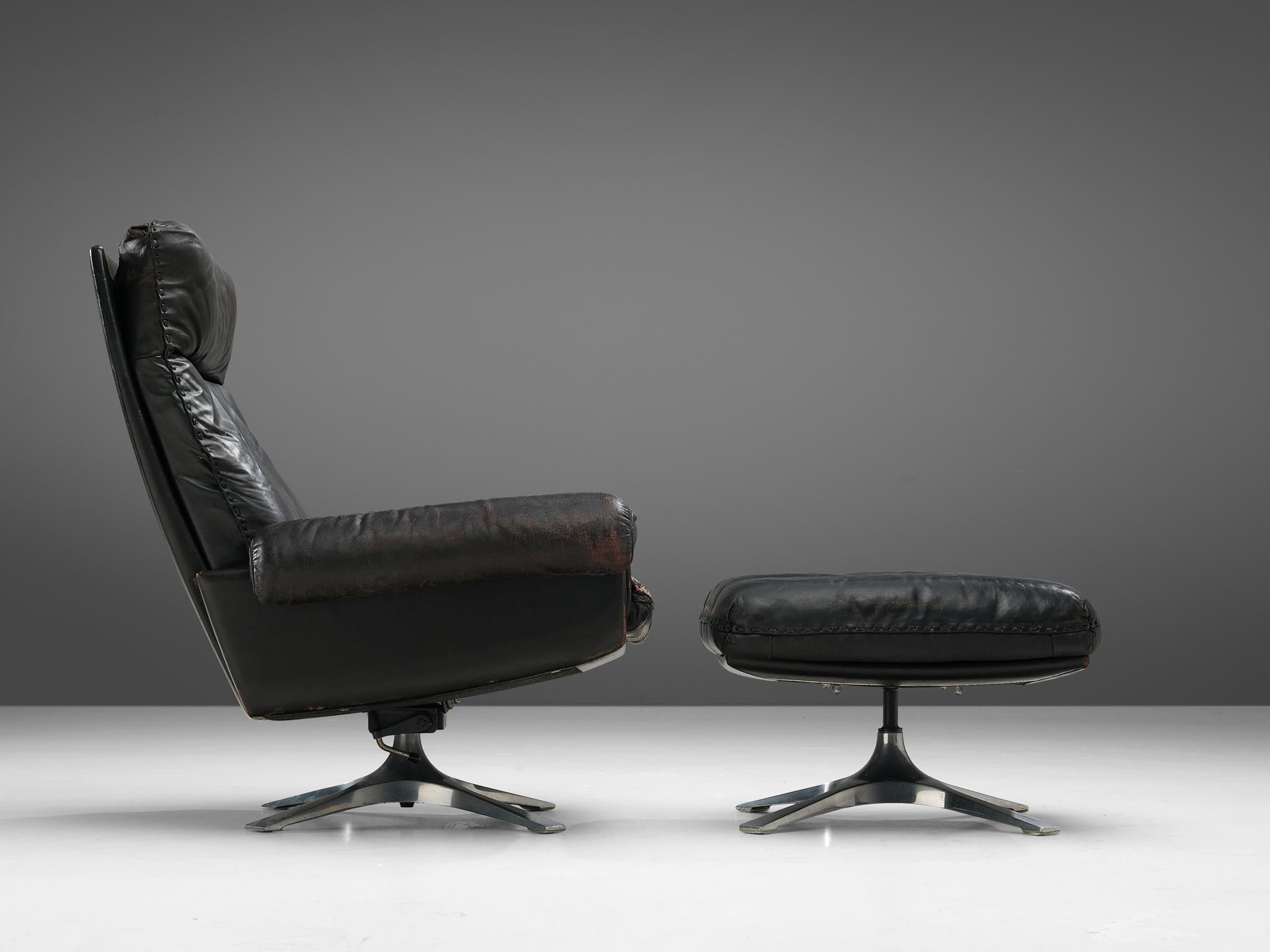 Swiss De Sede Lounge Chair Model 'DS31' in Patinated Leather with Ottoman