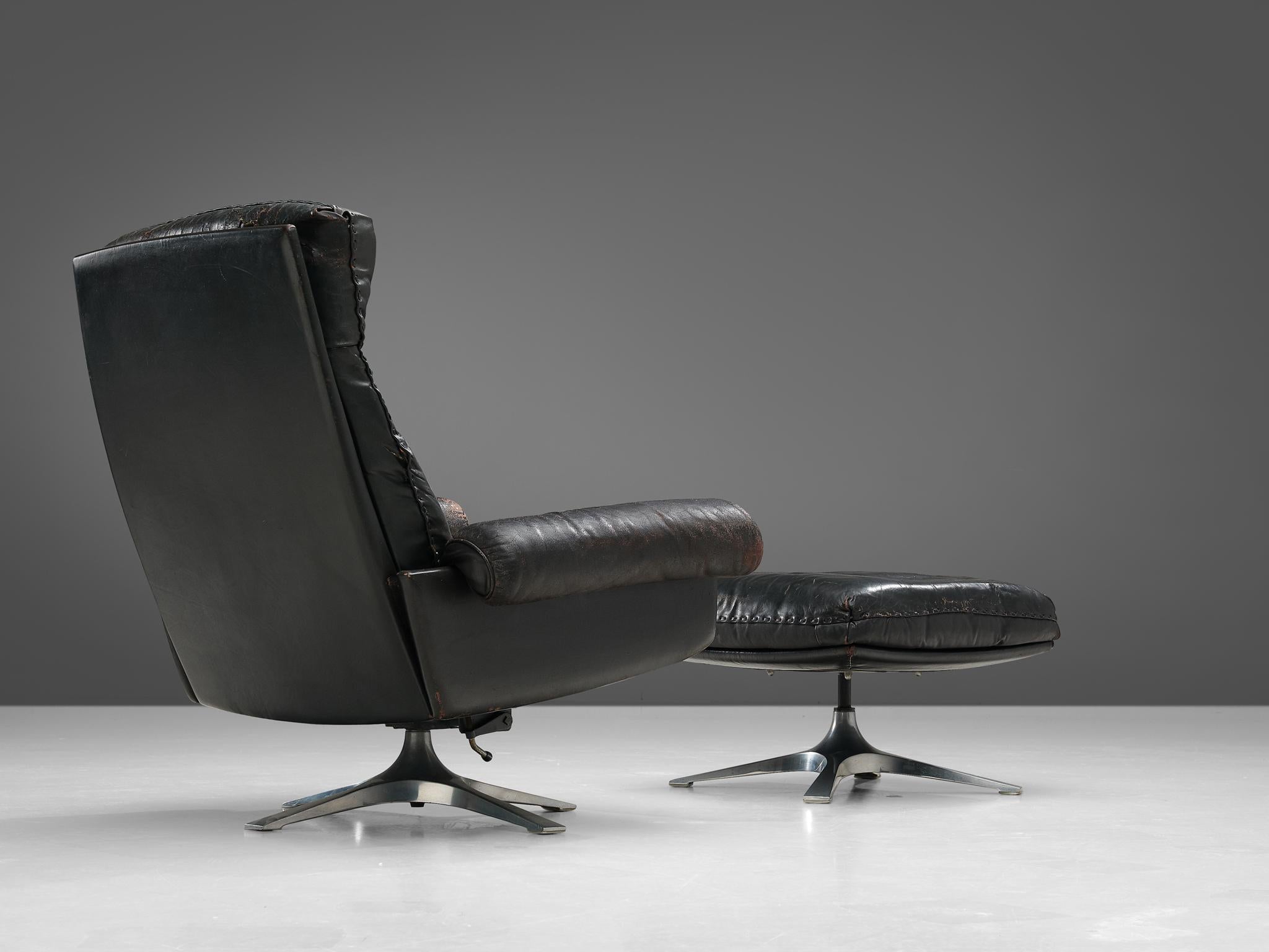 Metal De Sede Lounge Chair Model 'DS31' in Patinated Leather with Ottoman