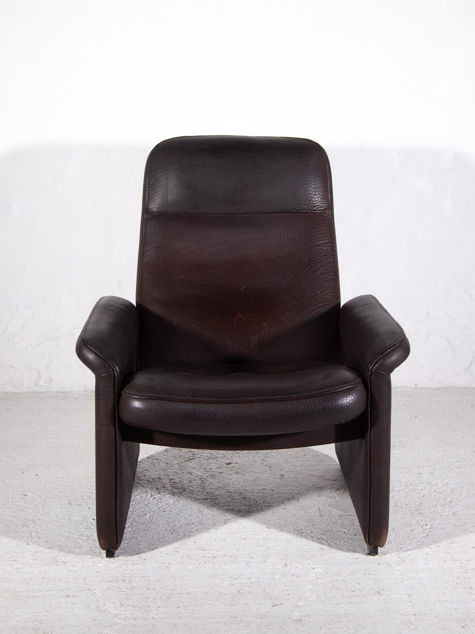 Fauteuil inclinable confortable en cuir De Sede DS 50, Suisse années 1970. Fabriqué selon des normes incroyablement élevées par les artisans de Sede en Suisse, ce fauteuil de salon inclinable DS 50 original est revêtu d'un superbe cuir de buffle