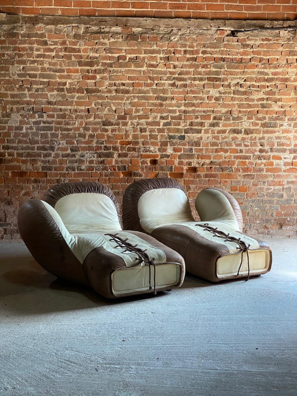 De Sede Model DS-2878 boxing glove sofas, Switzerland, 1978

Magnificent pair of de Sede Model DS-2878 boxing glove sofas or armchairs, Switzerland 1978, manufactured at 7:1 scale and bringing the popular sport of boxing into your home – whether