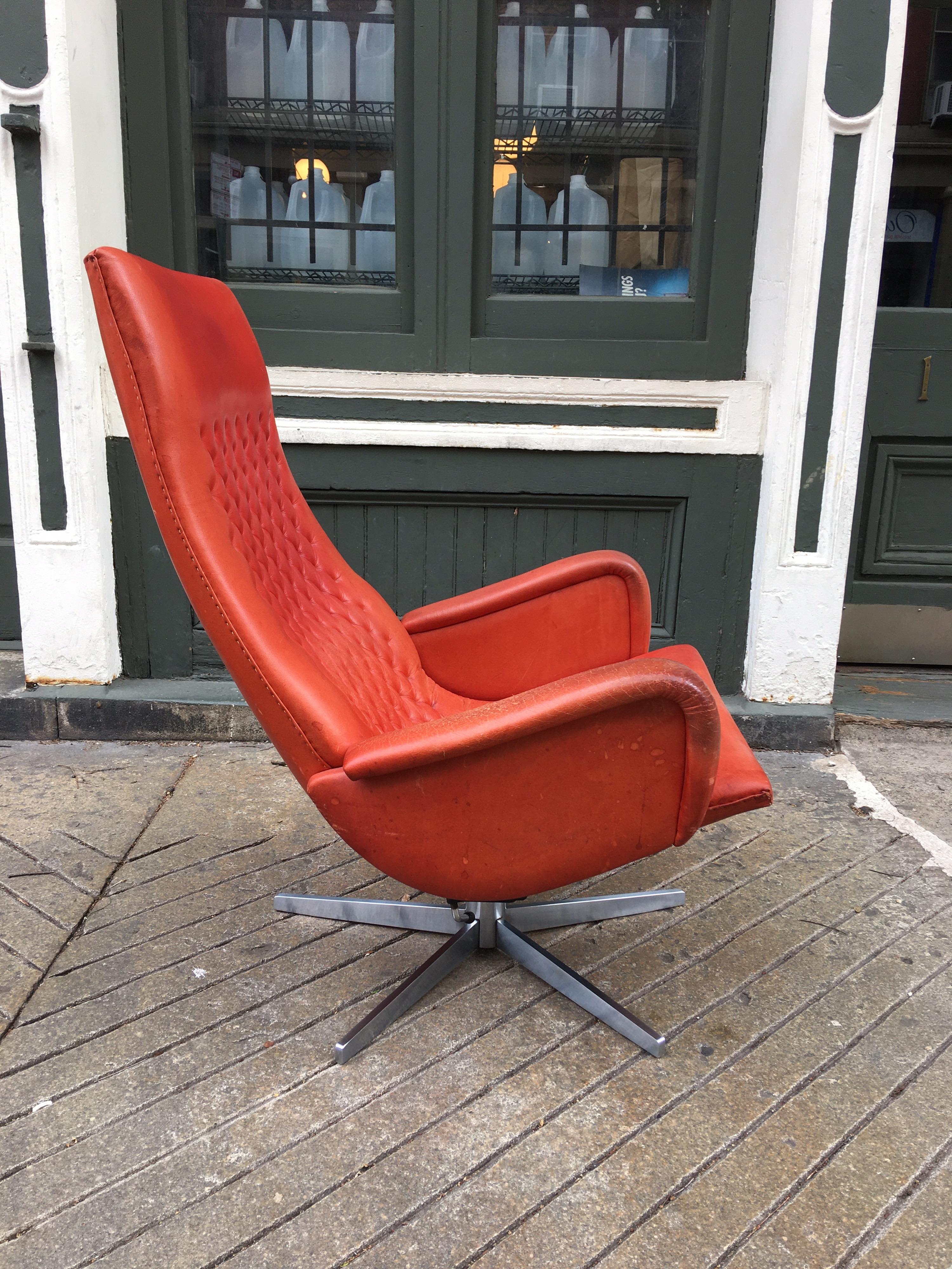 De Sede Model DS 51 Ox blood red lounge chair with adjustable tilt. Crazy comfortable! Hand pulled tufted back and all hand sewn seams! The cousin of the so called James Bond model S231, basically the same profile but much sleeker! Shows a nice