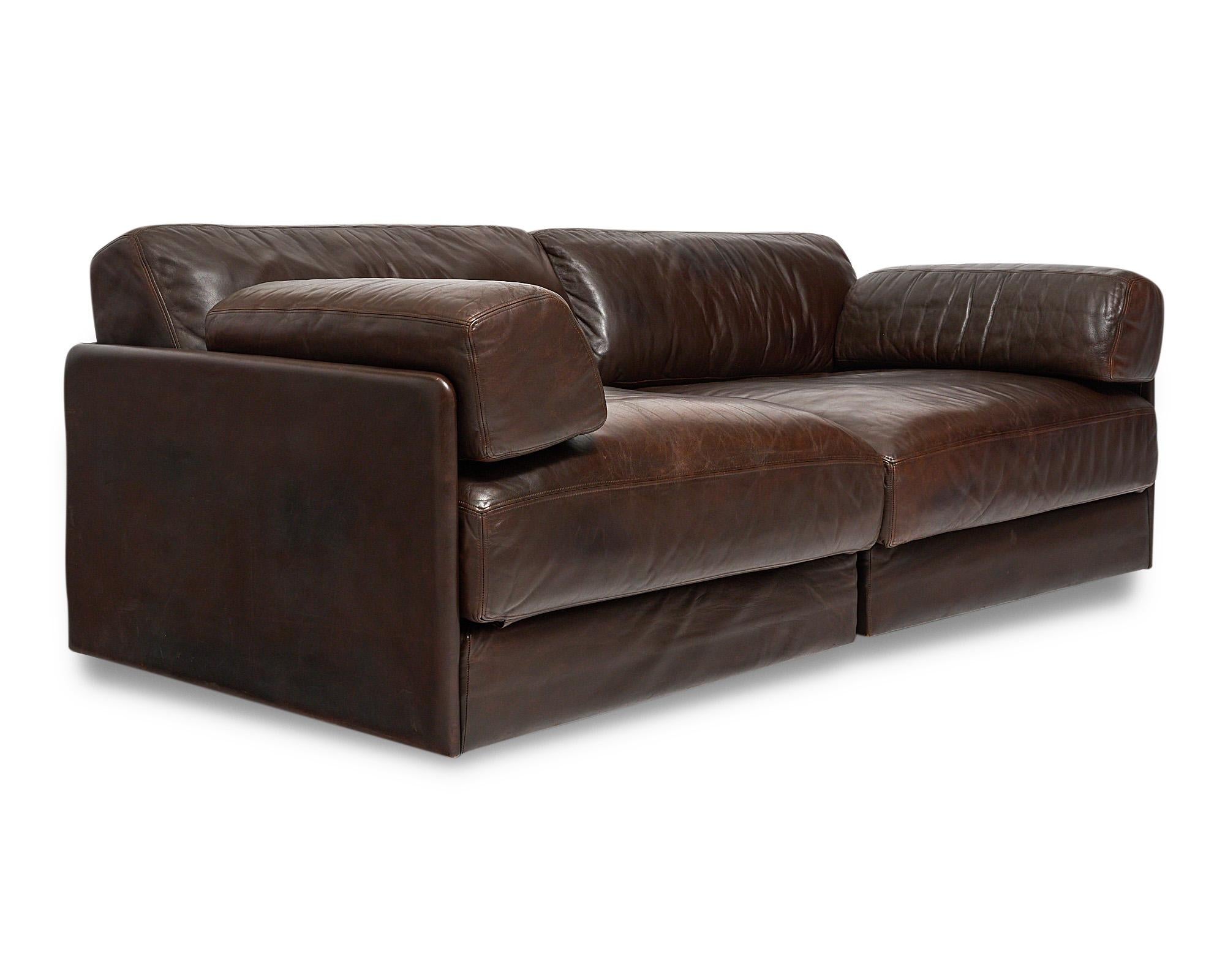 Sofa, aus der Schweiz, DeSede exklusiv, Modell DS 76, gepolstert mit dickem braunem Leder. Das Sofa besteht aus zwei Modulen mit Schlafsofa-Funktion. Normale Abnutzungserscheinungen und Patina.