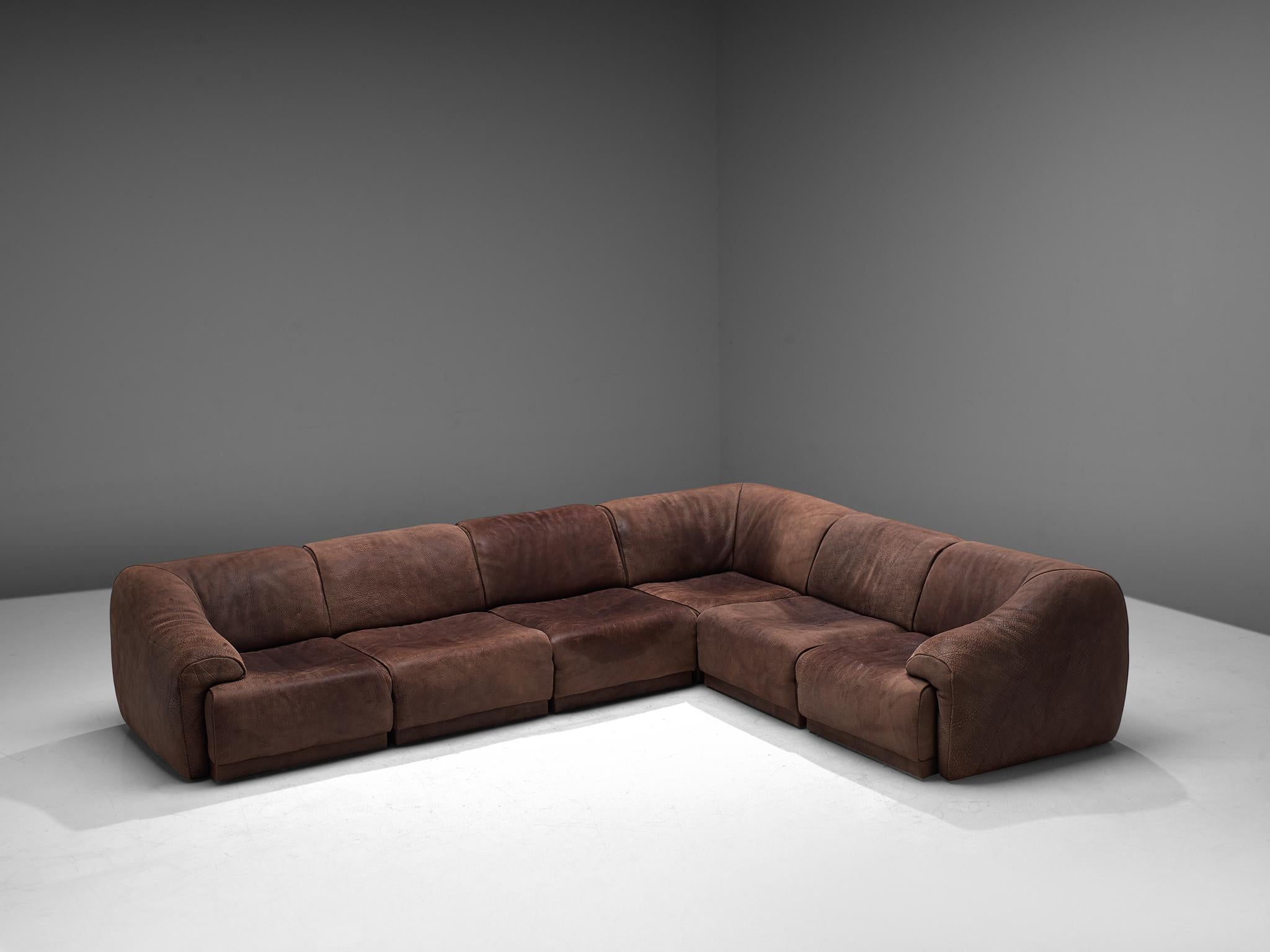 De Sede, lounge set, buffalo leather, Switzerland, circa 1970.

Comfortable sofa designed and made by De Sede, Switzerland, 1970. This set contains a six element sectional sofa. Very comfortable set upholstered in high quality brown buffalo