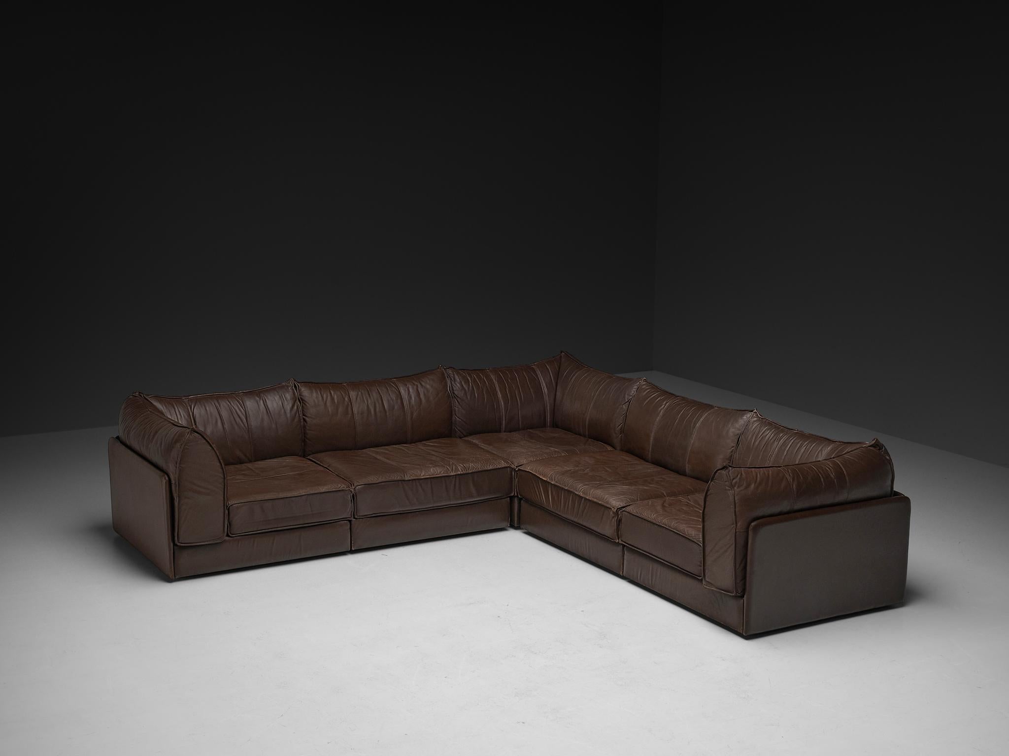 De Sede, sofa, model 'Pagoda' DS-19, leather, Switzerland, 1973-1979

This high-quality sofa, designed by De Sede in the 1970s, consists of two regular elements and three corner elements, allowing it to be arranged in multiple configurations to suit