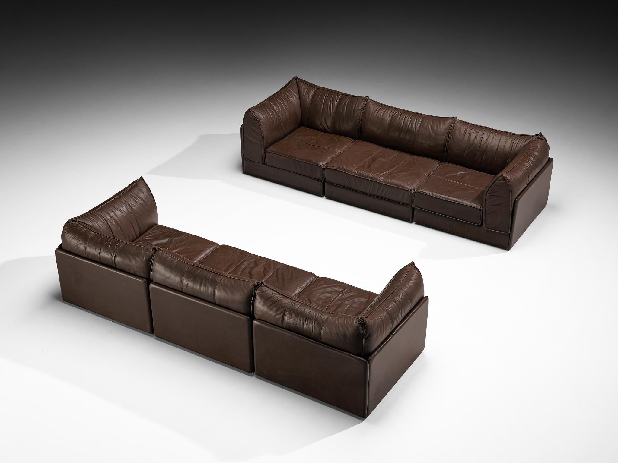 De Sede, dreisitzige Sofas, Modell 'Pagode' DS-19, Leder, Schweiz, 1973-1979

Hochwertige Dreisitzer-Sofas, die von De Sede in den 1970er Jahren entworfen wurden und jeweils aus einem regulären Element und zwei Eckelementen bestehen, so dass sie in