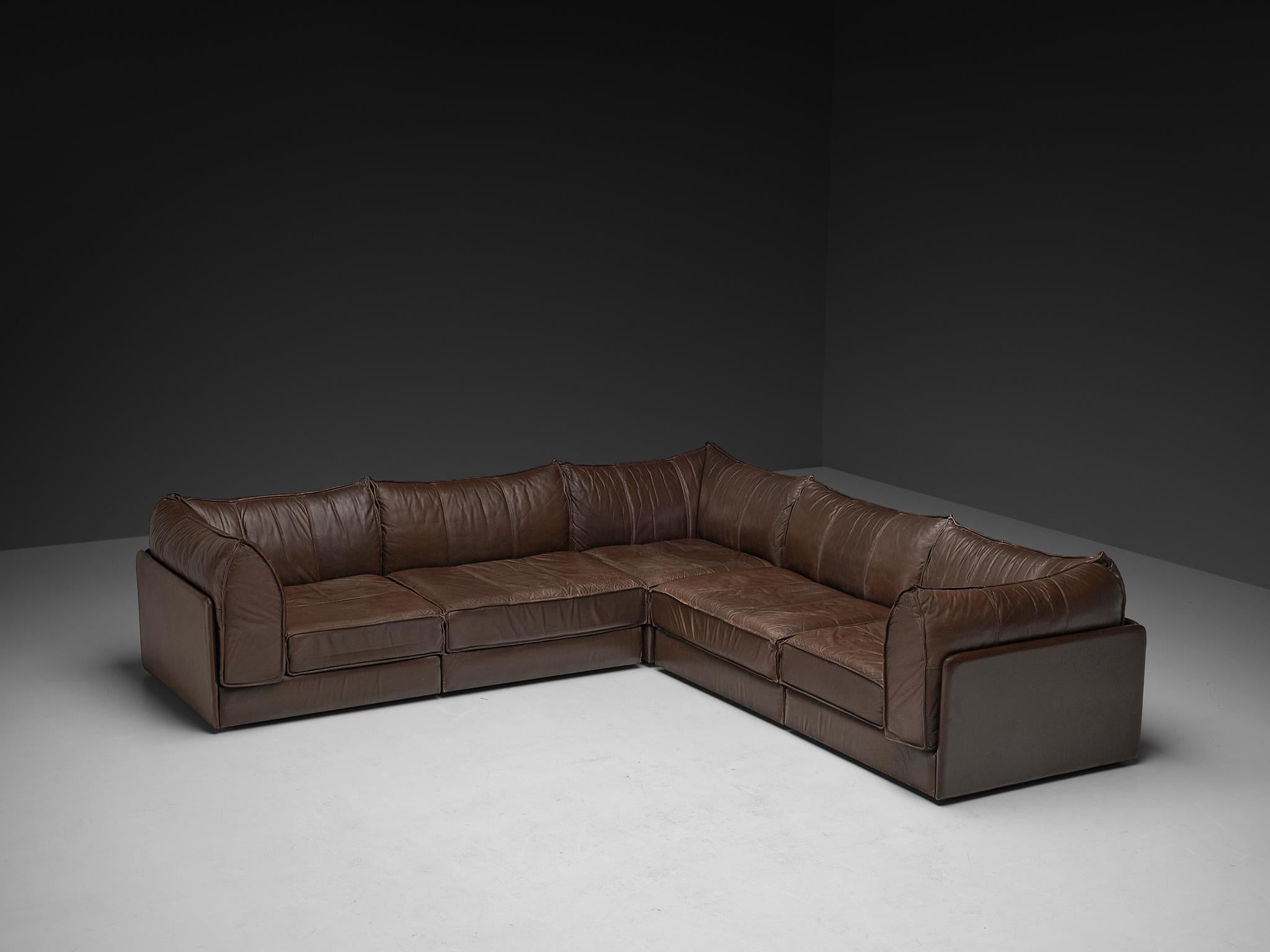 De Sede, dreisitzige Sofas, Modell 'Pagode' DS-19, Leder, Schweiz, 1973-1979

Diese hochwertigen Dreisitzer-Sofas, die De Sede in den 1970er Jahren entworfen hat, bestehen jeweils aus einem regulären Element und zwei Eckelementen und lassen sich so
