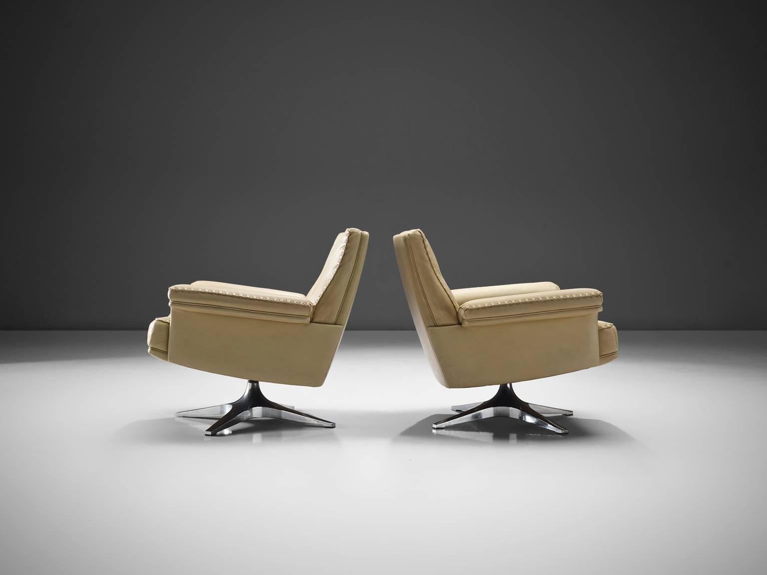 Swiss De Sede Pair of DS31 Swivel Chairs in Leather