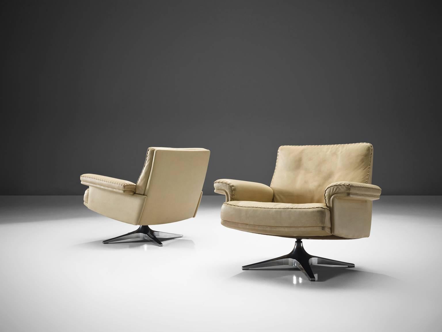 De Sede Pair of DS31 Swivel Chairs in Leather 2