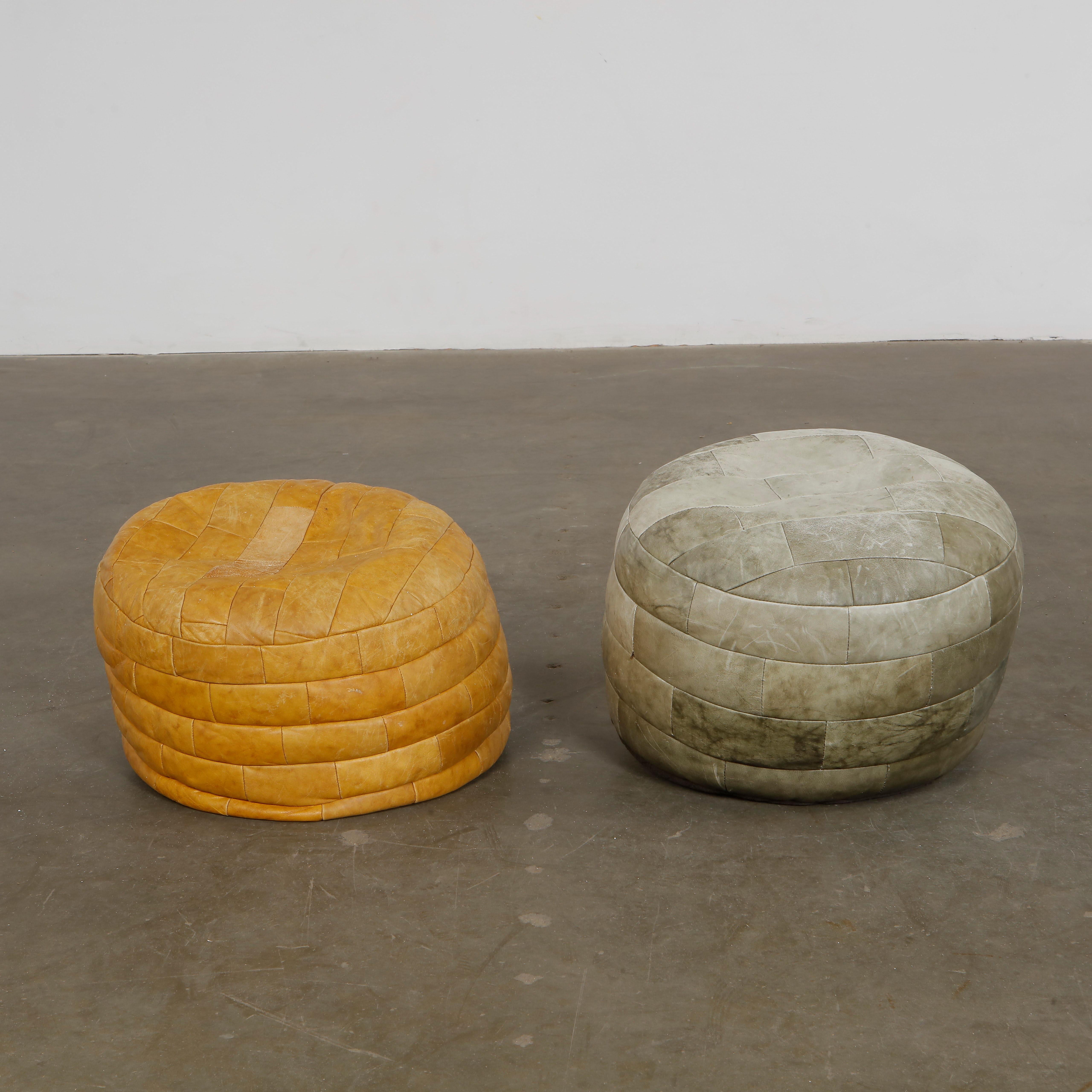 Pouf in pelle de Sede vintage nei toni del marrone e del grigio. Design svizzero, patina superba. 1: Altezza: 15,5 pollici. Larghezza: 19 pollici. Profondità: 19 pollici. 2: 1: Altezza: 11,5 pollici. Larghezza: 20 pollici. Profondità: 20 pollici.
