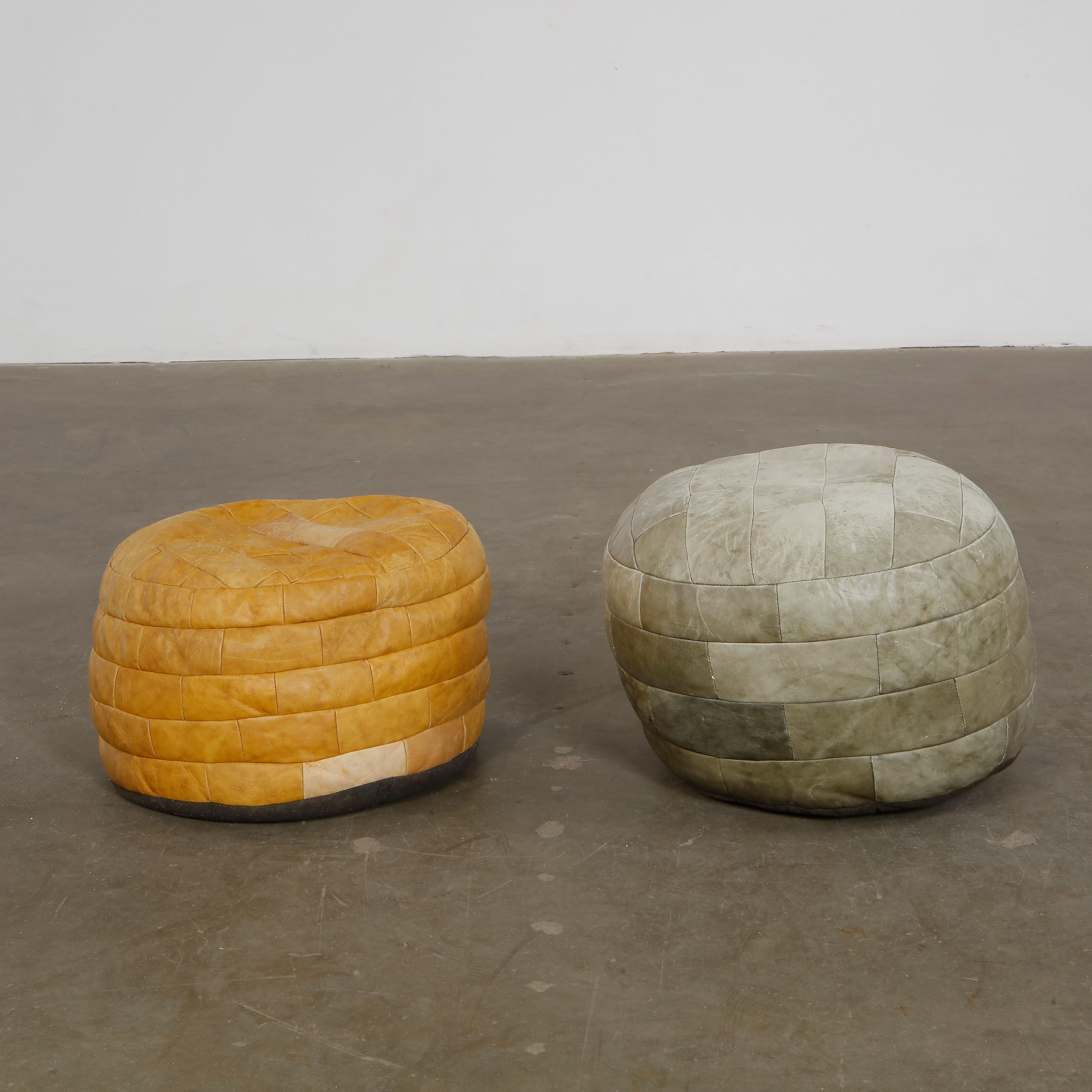 Mid-Century moderno De Sede, Coppia di pouf in pelle, anni '60 in vendita